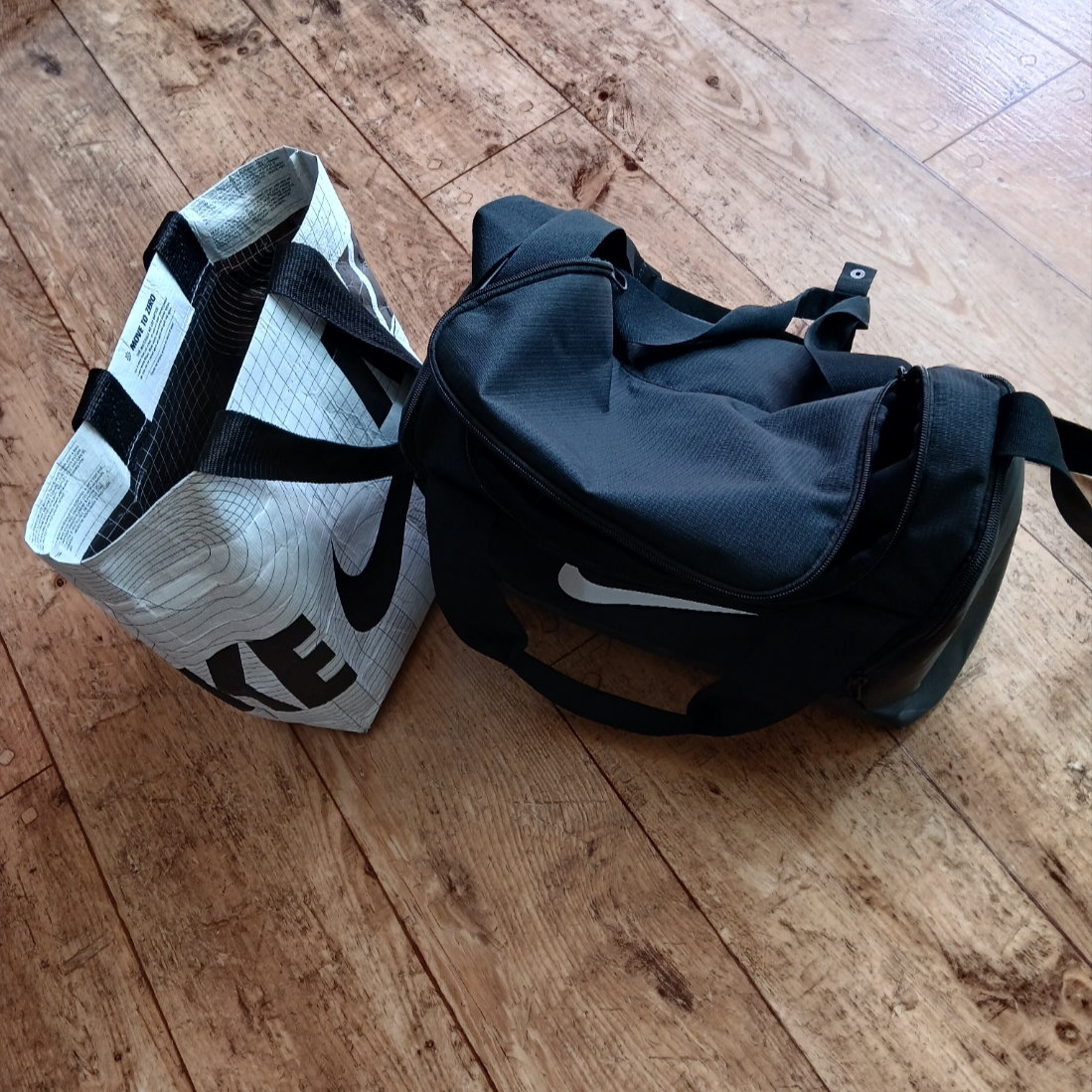 Converse x Play Comme des Garcons Chuck 70 Ox Black, Nike Brasilia 9.5 Training Duffle Bag Extra Small 25L Black 착용 스타일 - 2