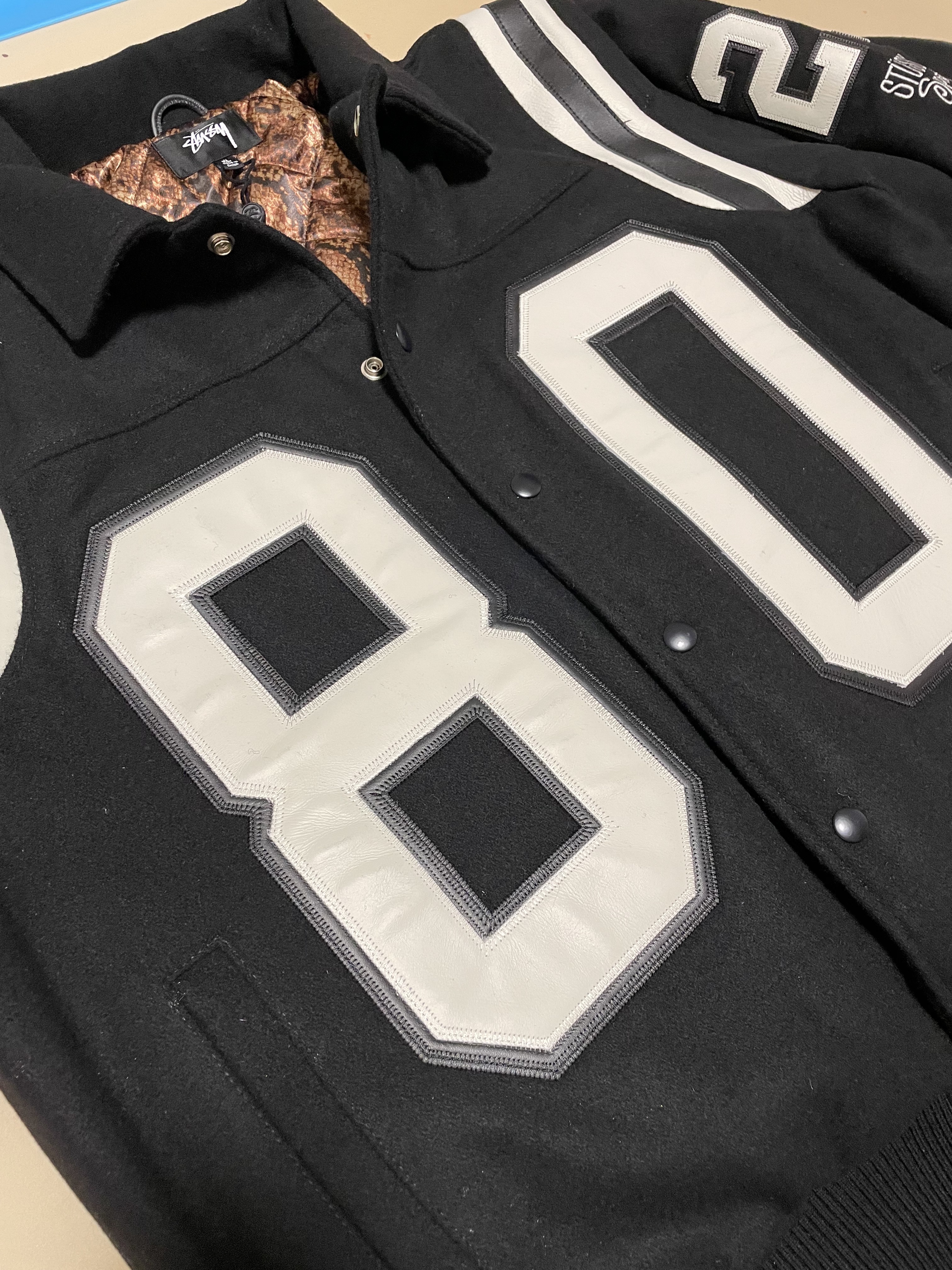 Stussy 80 Wool Varsity Jacket Black 착용 스타일 - 2