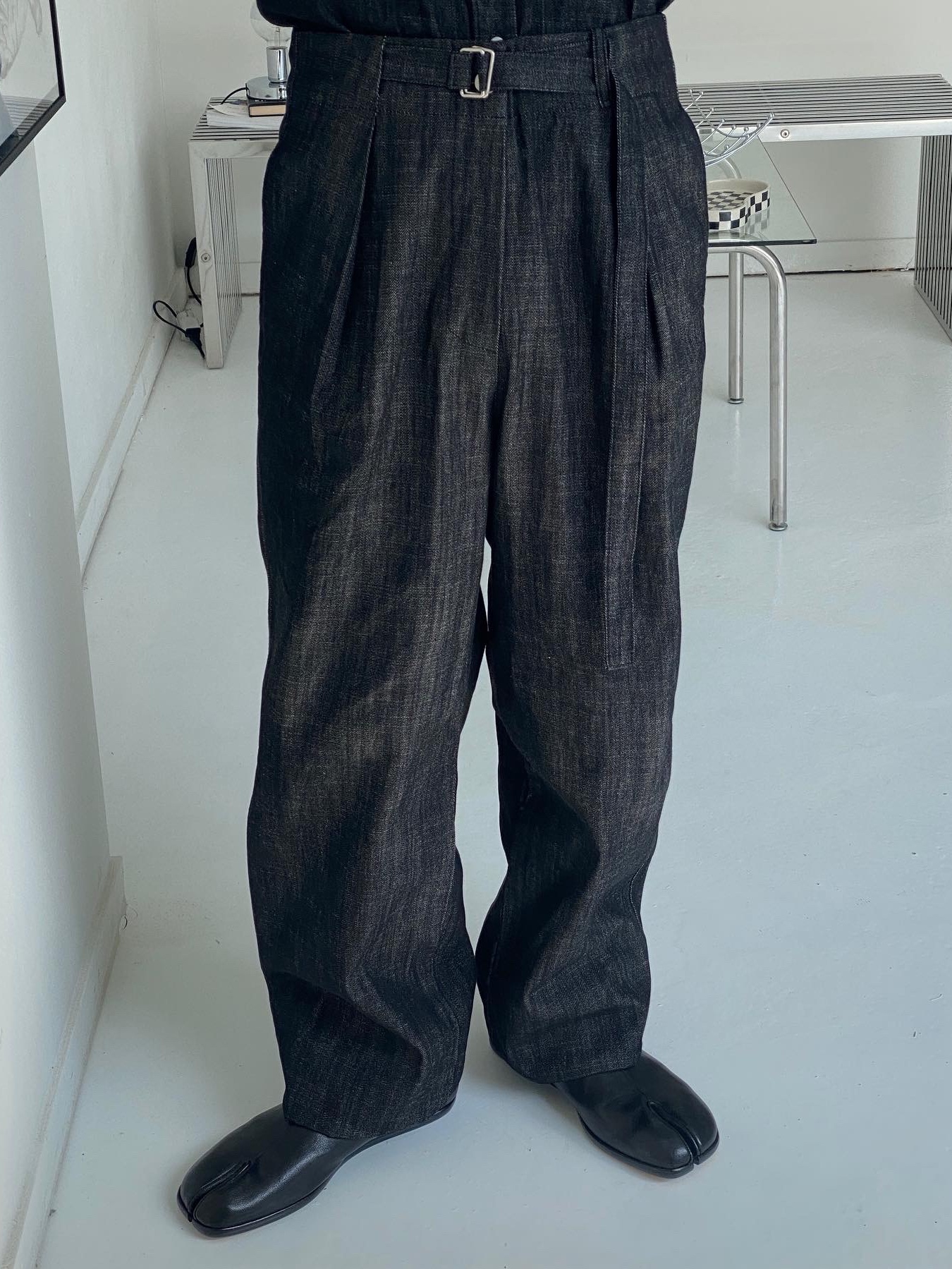 Maison Margiela Slip-On Tabi Shoes Black 착용 스타일 - 4