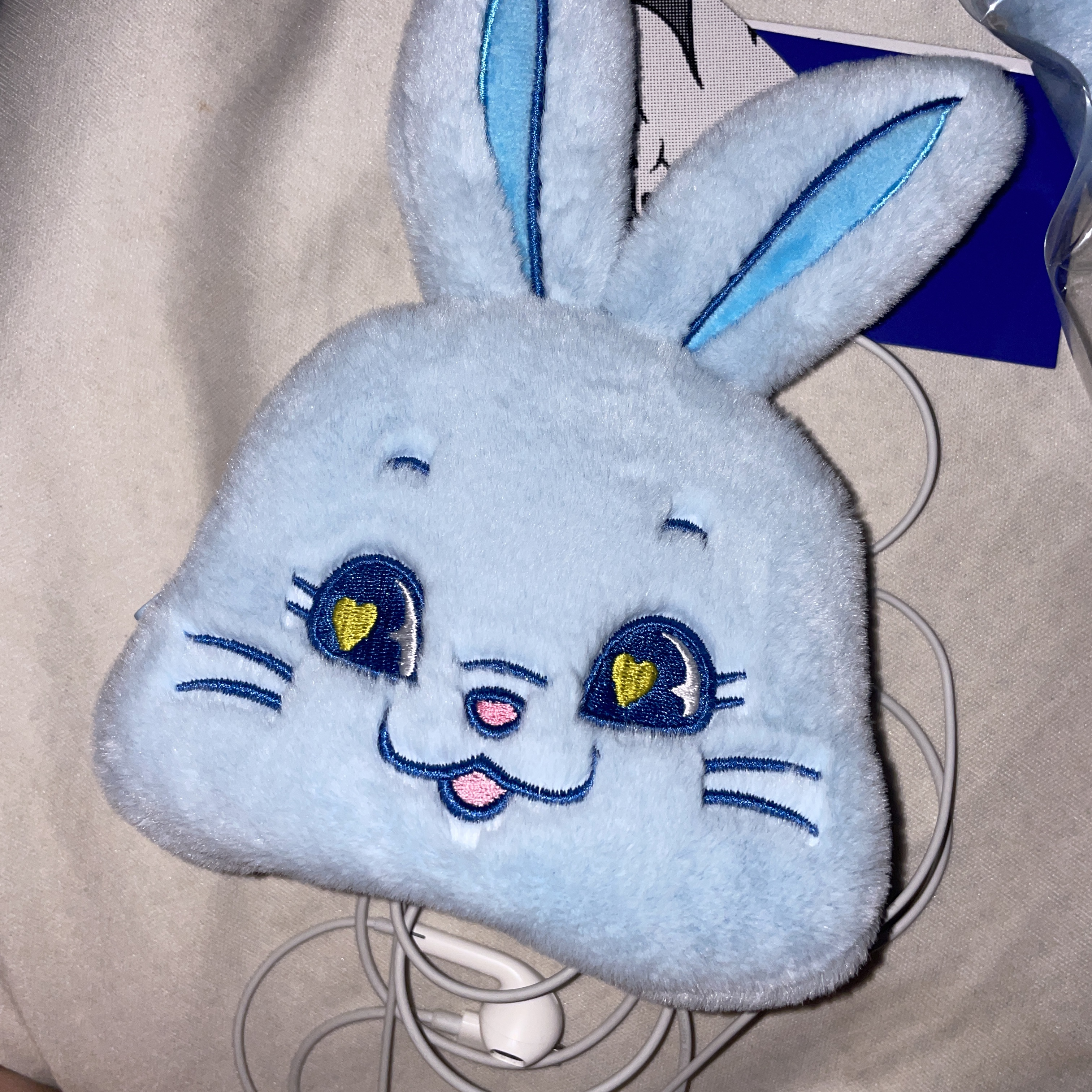 NewJeans Tokki Plush Pouch Blue 착용 스타일 - 2