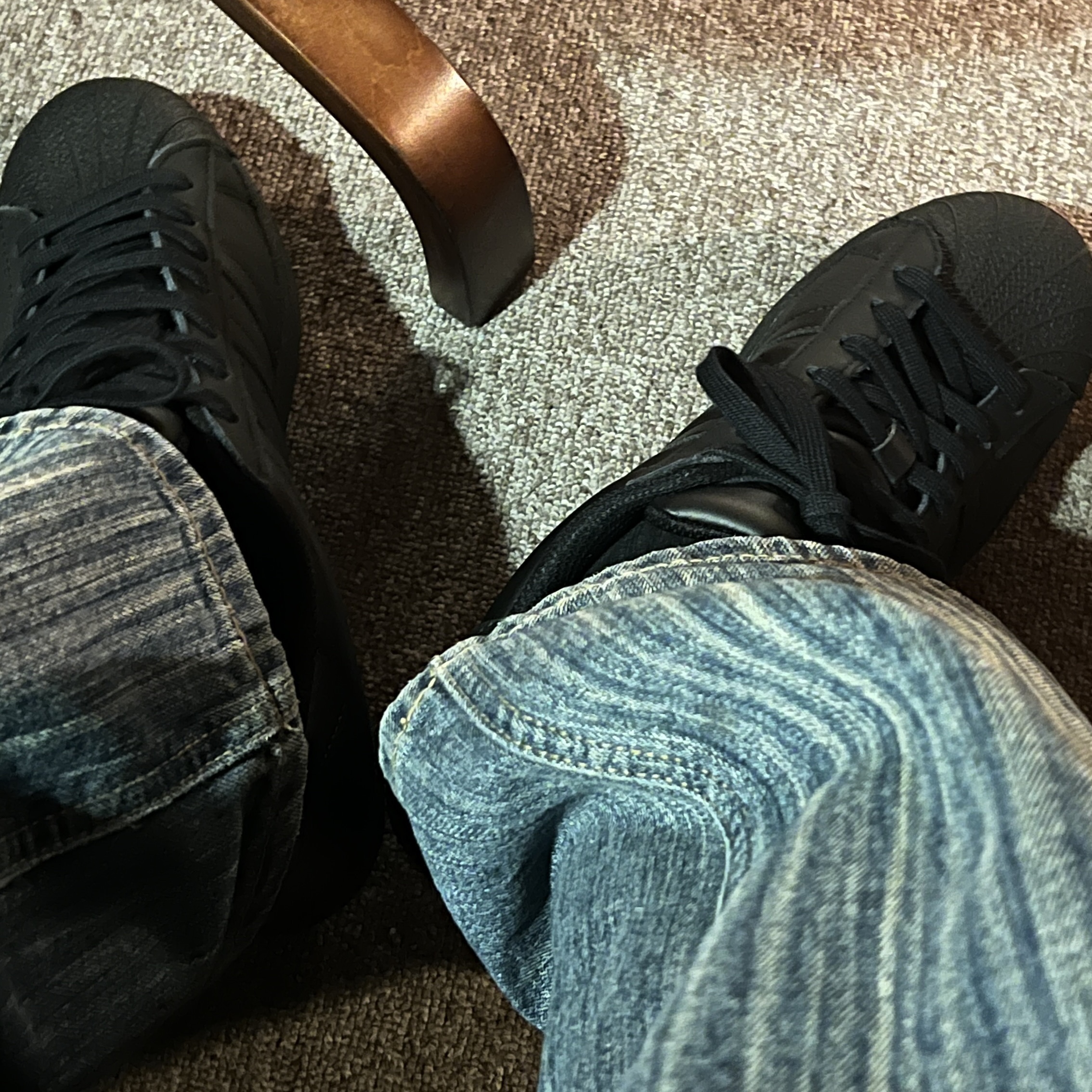Adidas Superstar Triple Black, Arc'teryx Squamish Hoody Black Sapphire 착용 스타일 - 2
