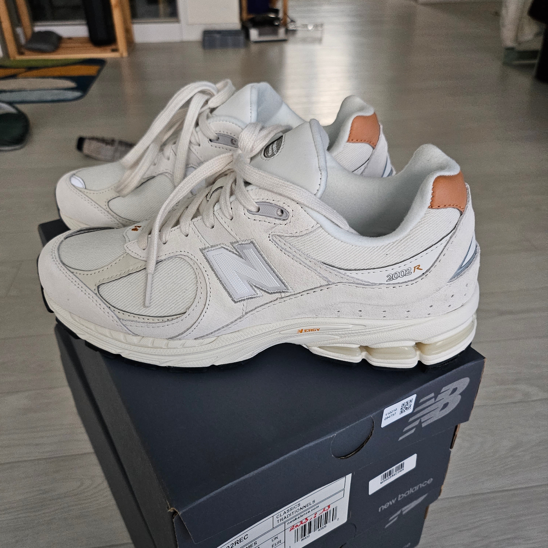 New Balance 2002R Reflection Sepia Sea Salt 착용 스타일 - 1
