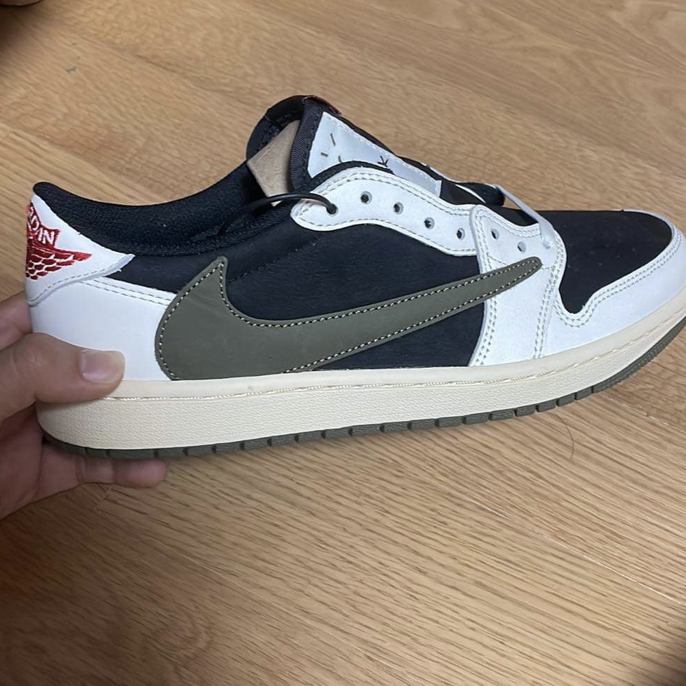 Jordan 1 x Travis Scott Retro Low OG SP Sail and Ridgerock, (W) Jordan 1 x Travis Scott Retro Low OG SP Medium Olive 착용 스타일 - 2