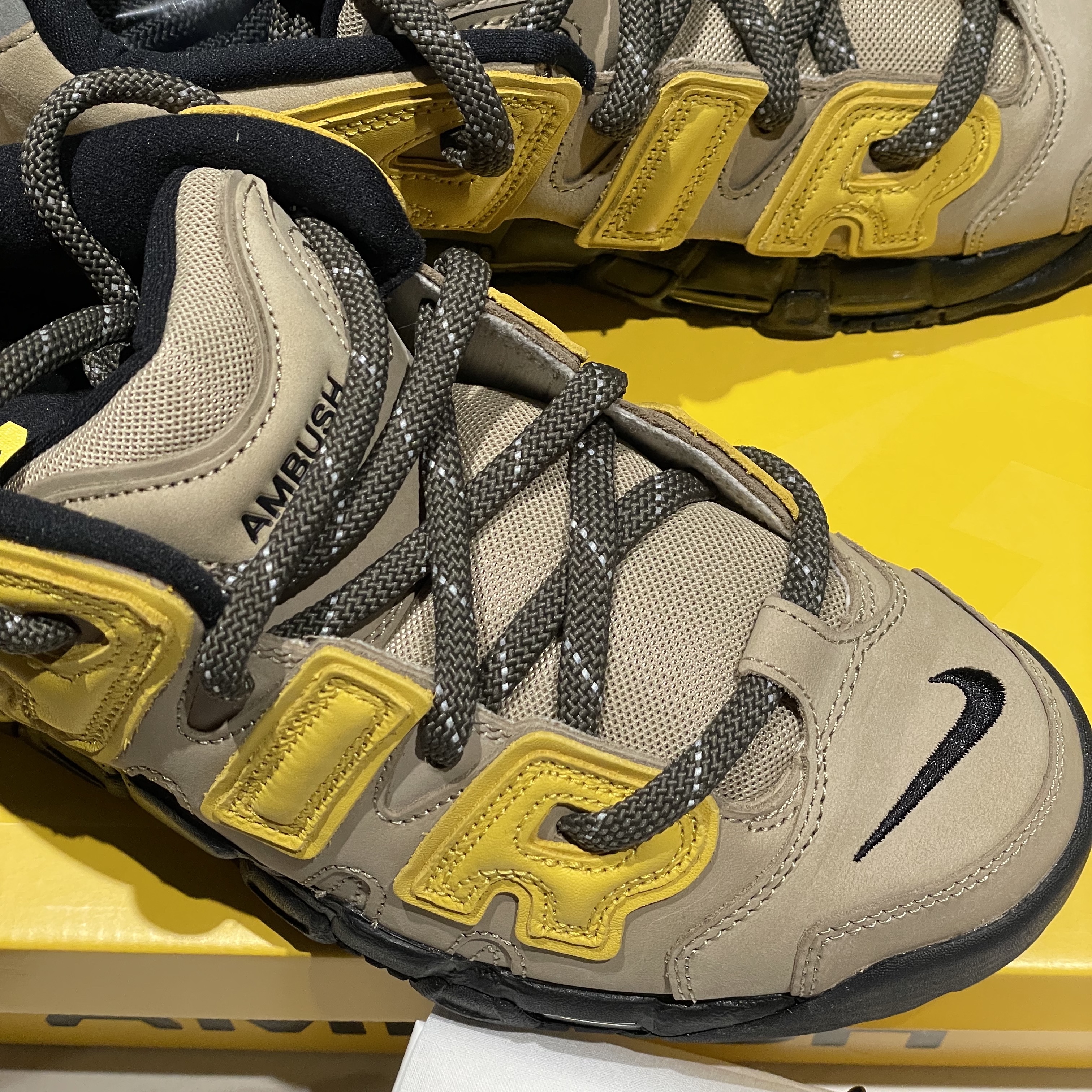 Nike x Ambush Air More Uptempo Low Vivid Sulfur and Limestone, Gentle Monster x Maison Margiela MM004 Black Black 착용 스타일 - 2