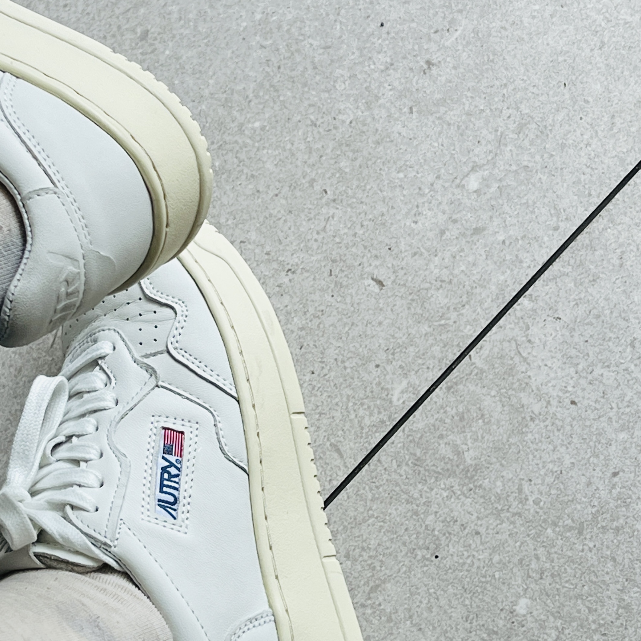 (W) Autry Medalist Low Goatskin Sneakers White 착용 스타일