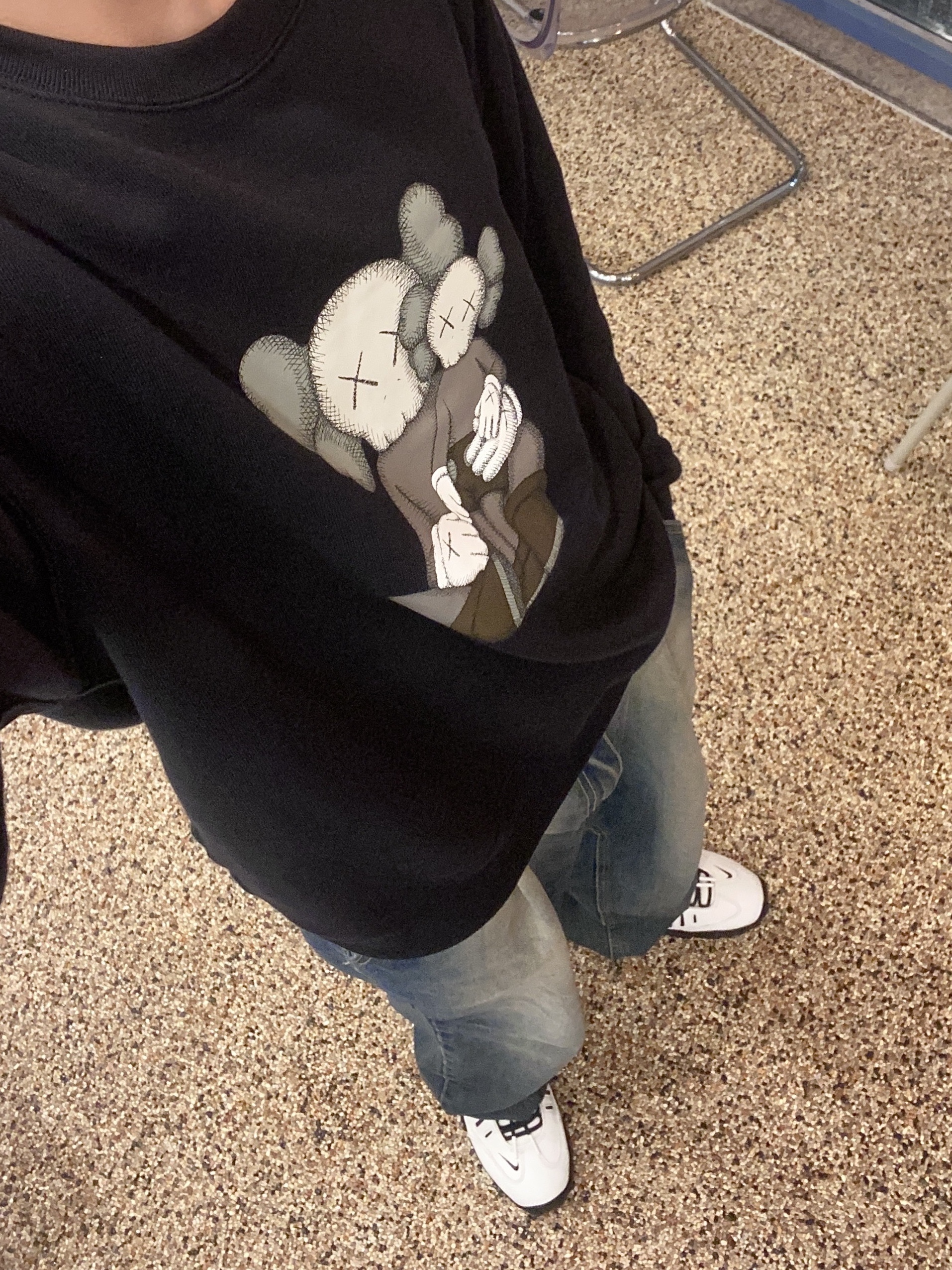 Uniqlo UT x Kaws Long Sleeve Sweatshirt Black 착용 스타일 - 2