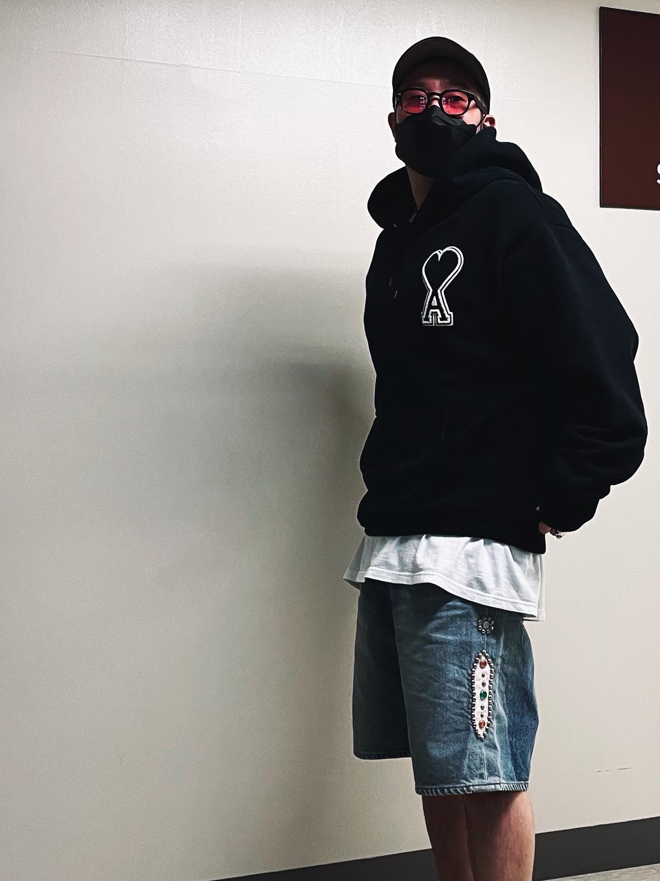 AMI de Coeur Hoodie Black White, Kapital 14 oz. Denim 5P Gemstone Short Pants Indigo (Processing) 착용 스타일 - 1