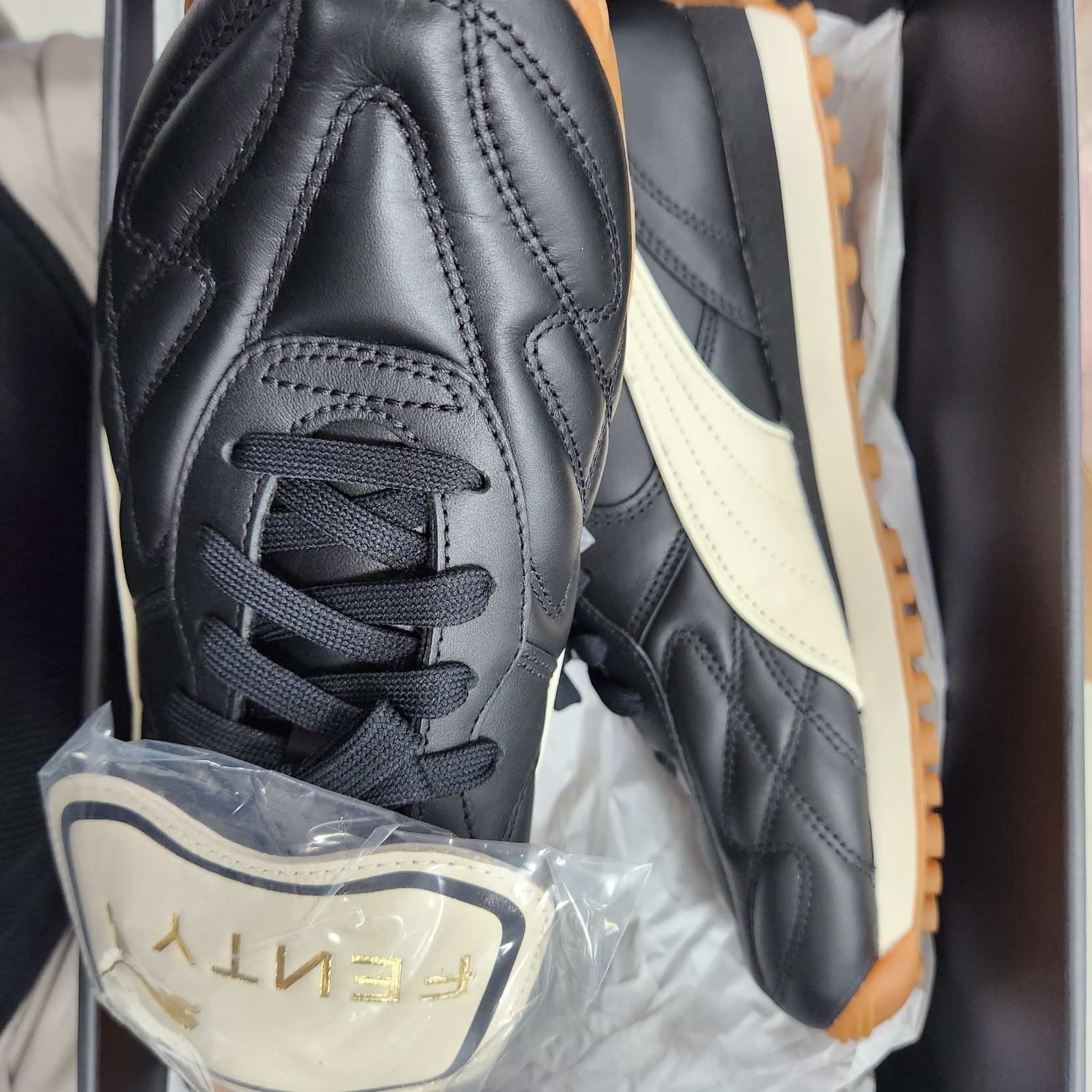 Puma x Fenty Avanti VL Black 착용 스타일 - 2