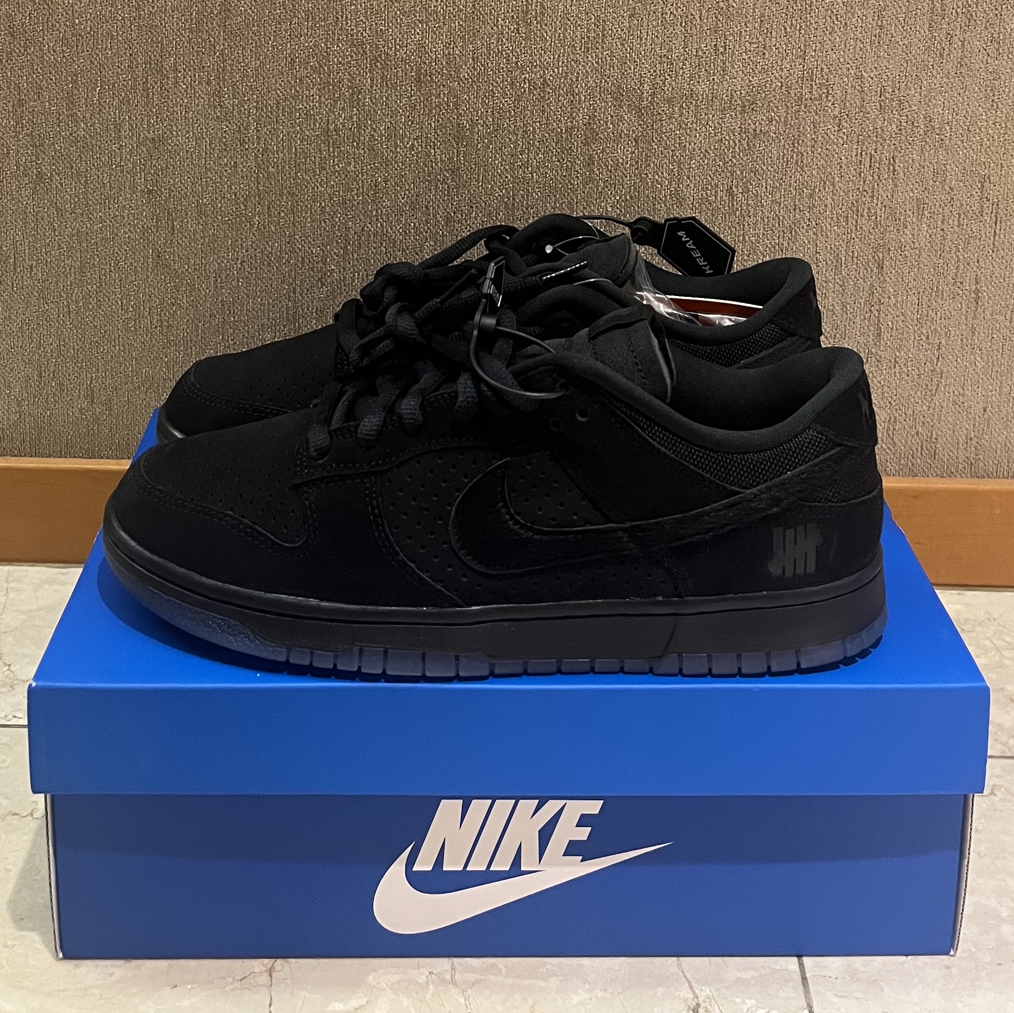 Nike x Undefeated Dunk Low SP 5 On It Black 착용 스타일
