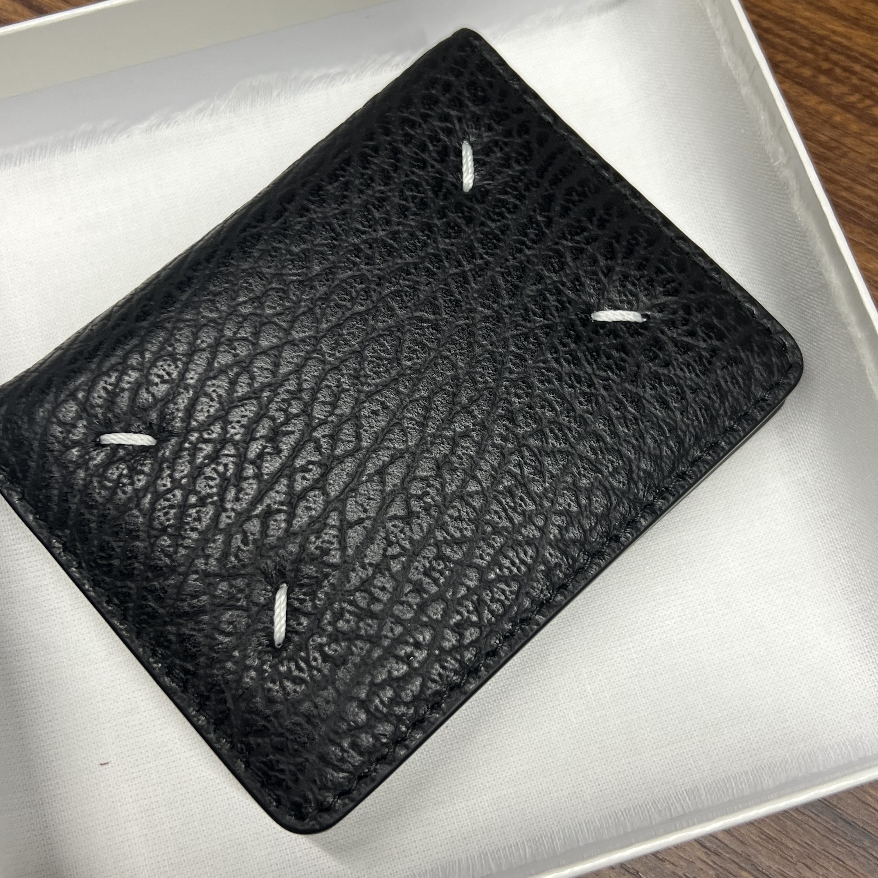 Maison Margiela Keyring Wallet Black, Stussy 8 Ball Keychain Black 착용 스타일 - 1