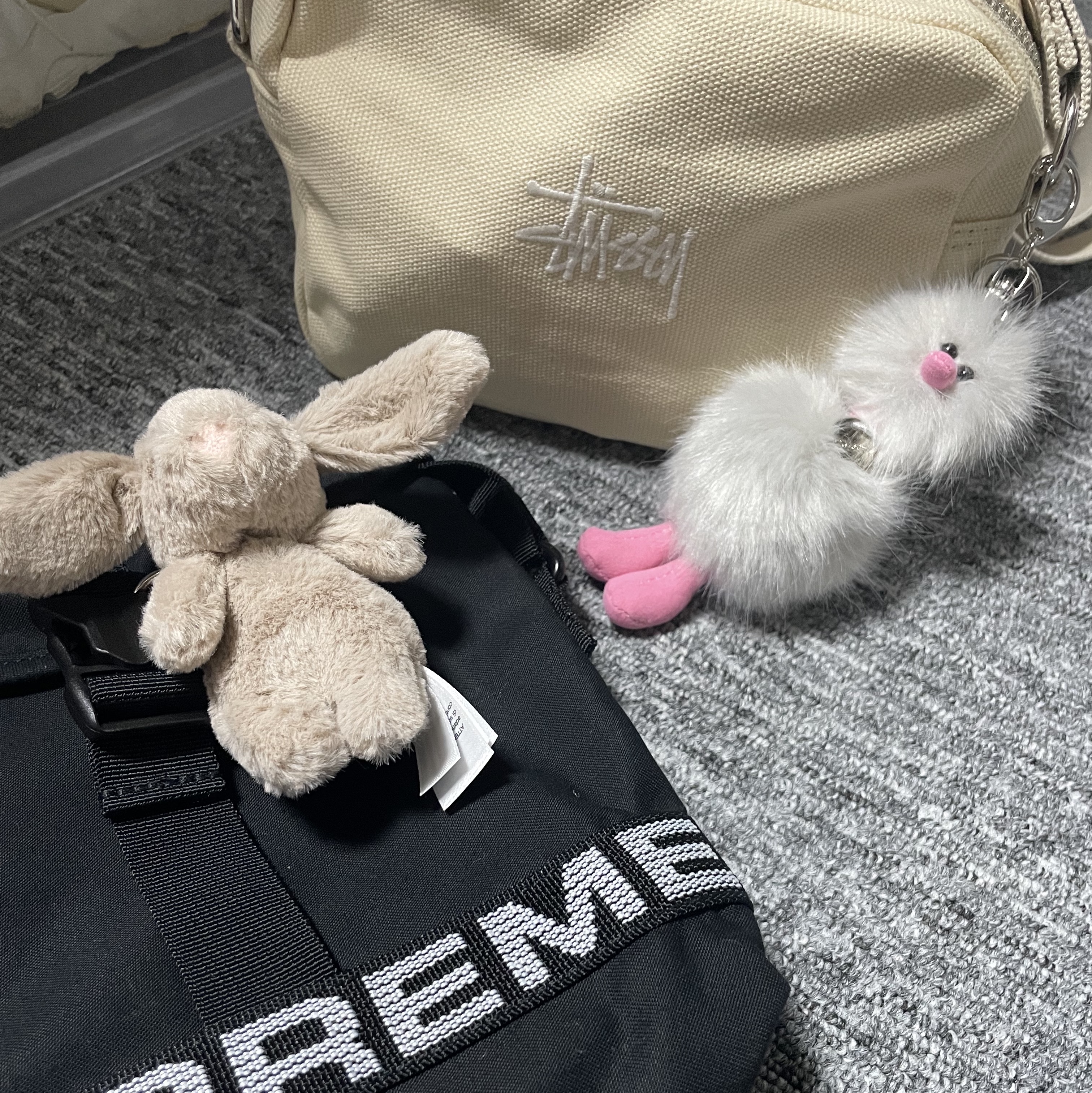 Jellycat Bashful Bunny Bag Charm Beige, Supreme Field Side Bag Black - 23SS 착용 스타일