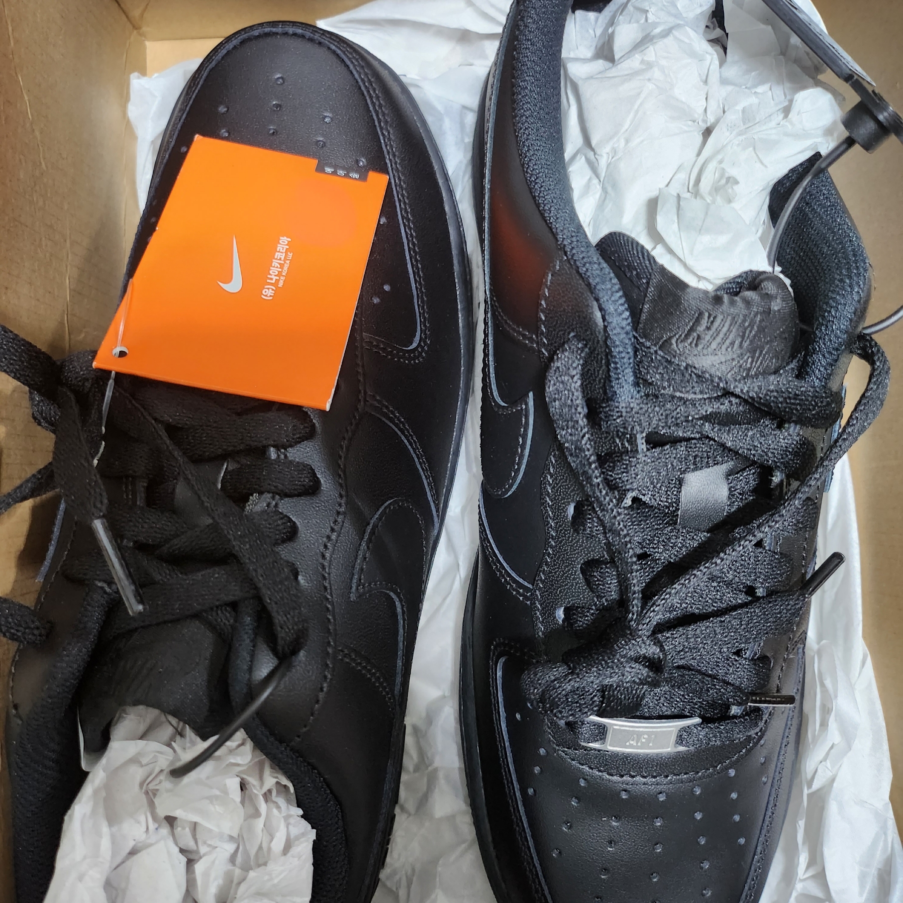 Nike Air Force 1 '07 Low Triple Black 착용 스타일