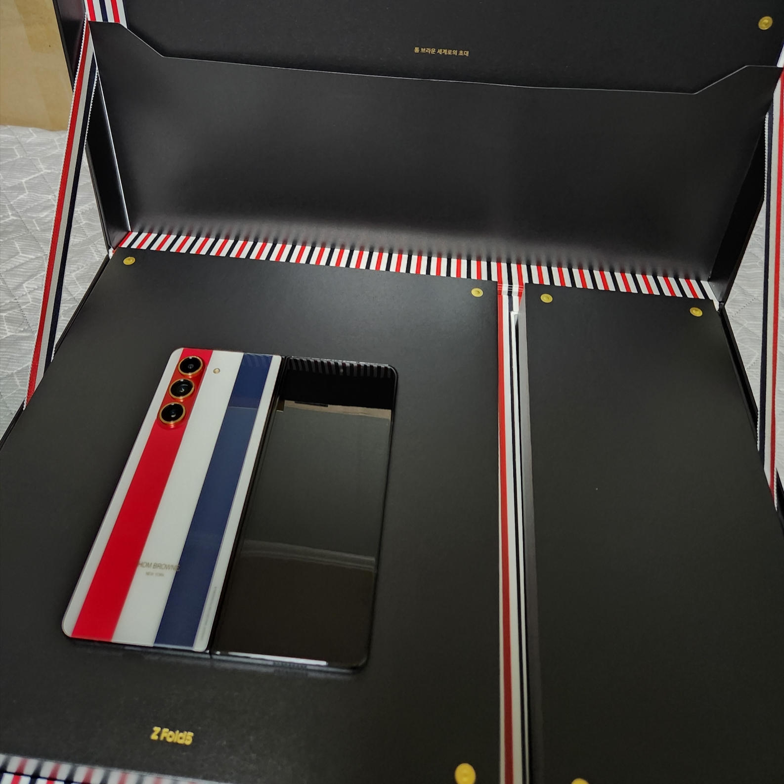 Samsung Galaxy Z Fold5 Thom Browne Edition (Korean Ver.) 착용 스타일 - 2