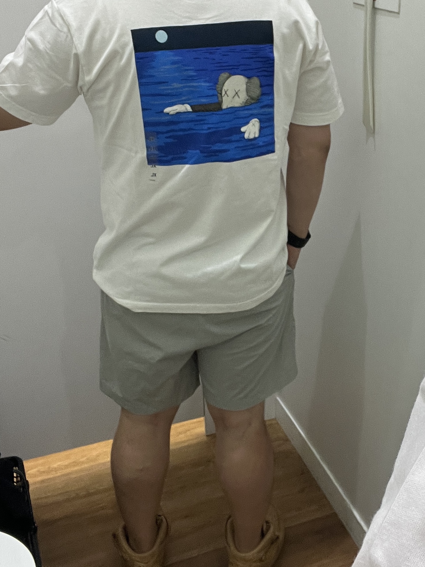 Uniqlo UT x Kaws Short Sleeve Graphic T-Shirt White, Uniqlo UT x Kaws Long Sleeve Sweatshirt Off White 착용 스타일 - 1