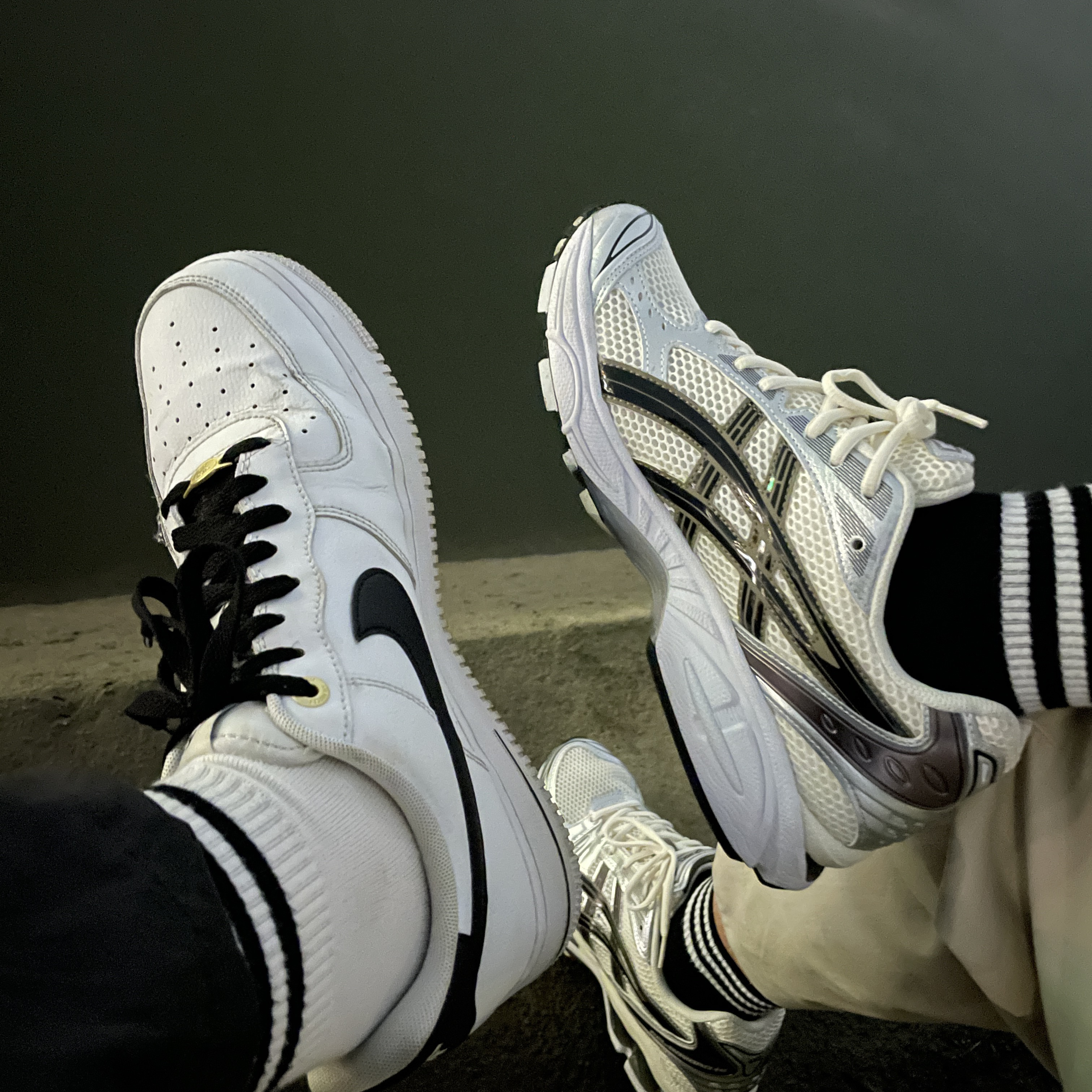 Asics Gel-Kayano 14 Cream Black, Nike Air Force 1 '07 LV8 40th Anniversary Join Forces White Black 착용 스타일