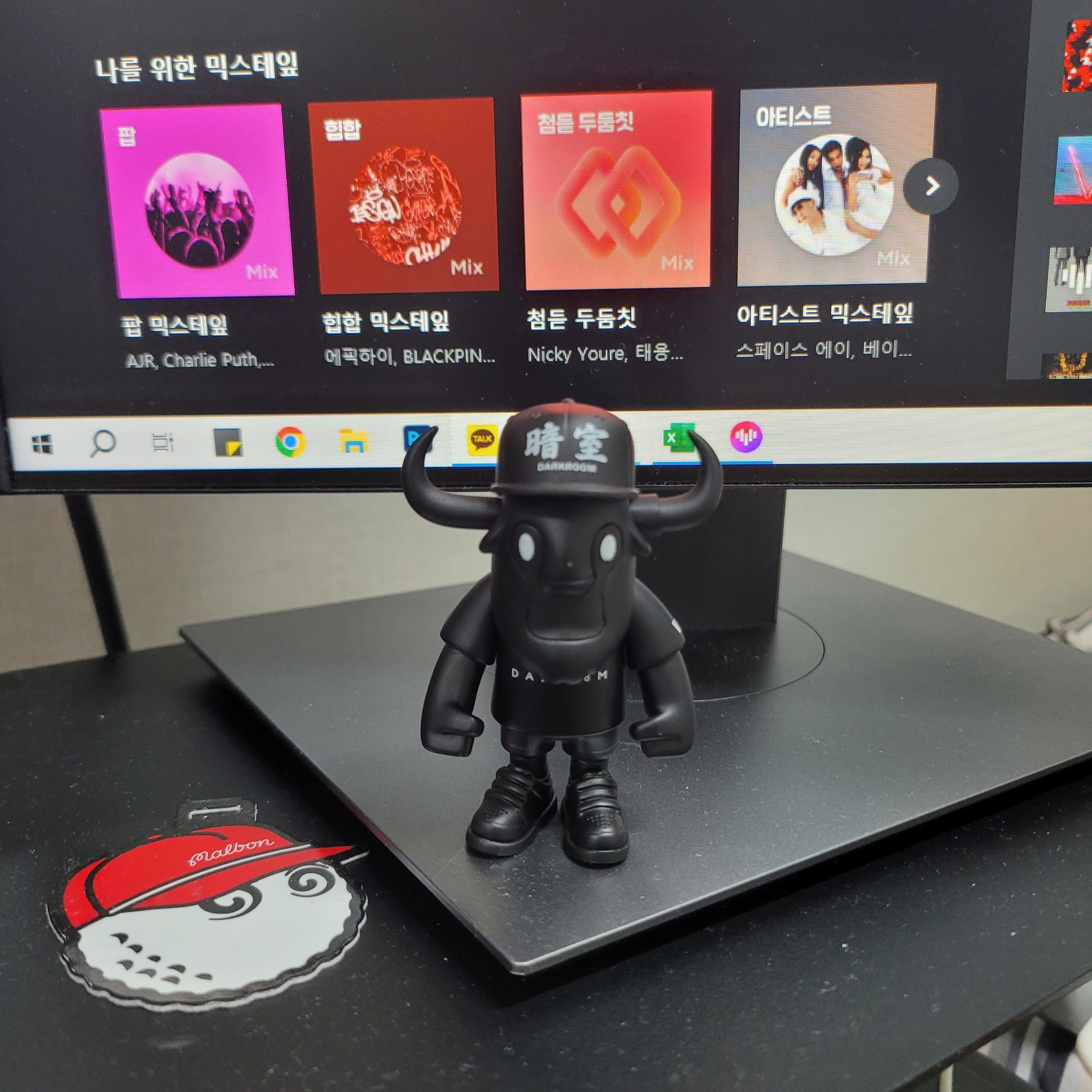 Darkr8m Studio x New Era FFALO Figure Black 착용 스타일 - 1