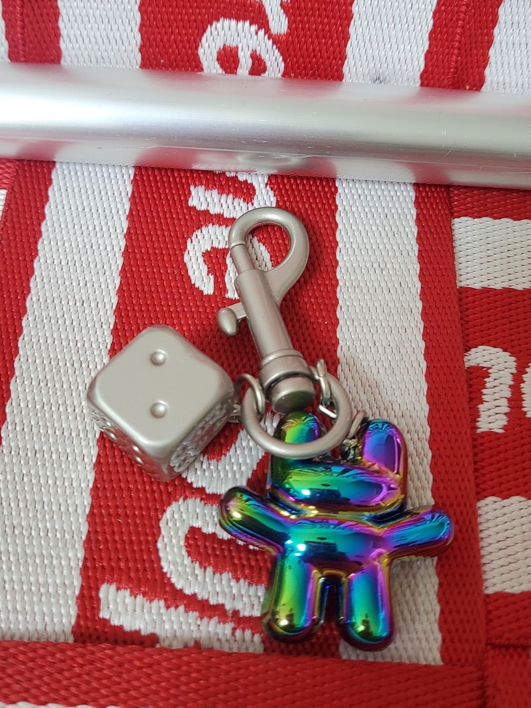 NewJeans Dice Keyring Silver 착용 스타일