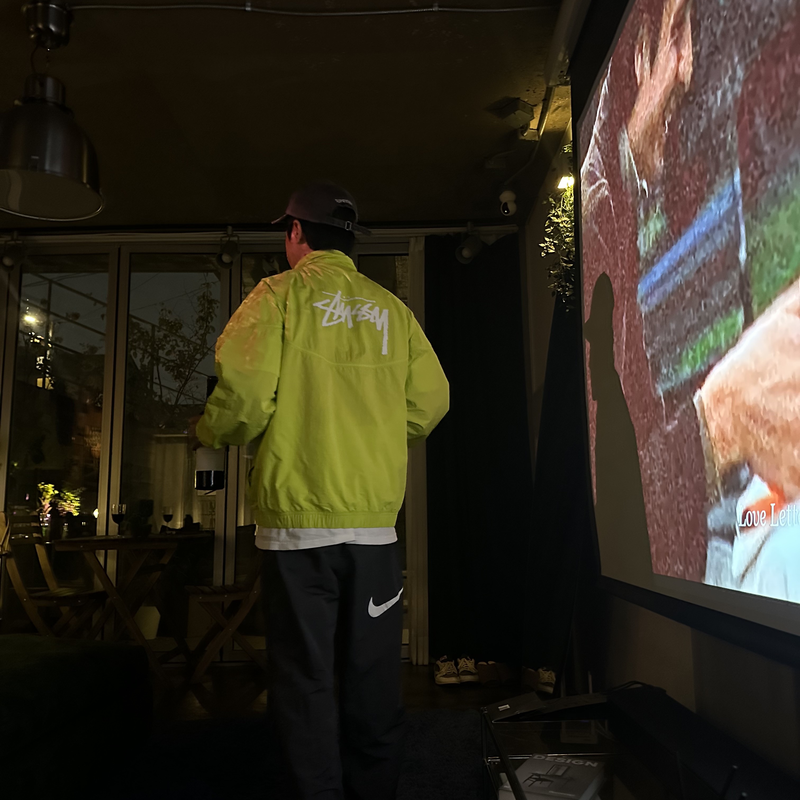 Nike x Stussy Windrunner Jacket Bright Cactus 착용 스타일