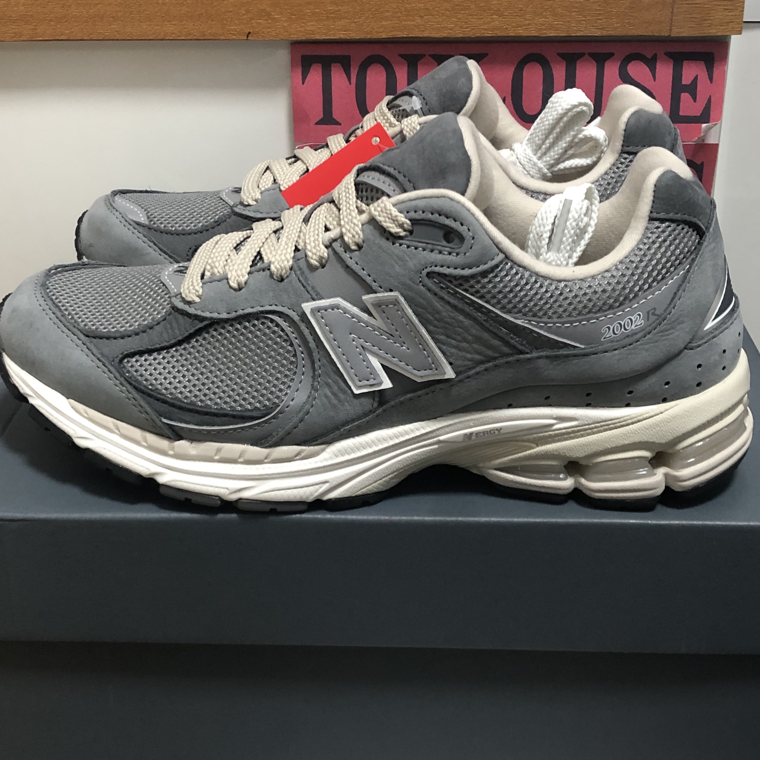 New Balance 2002R Premium Vintage Grey 착용 스타일