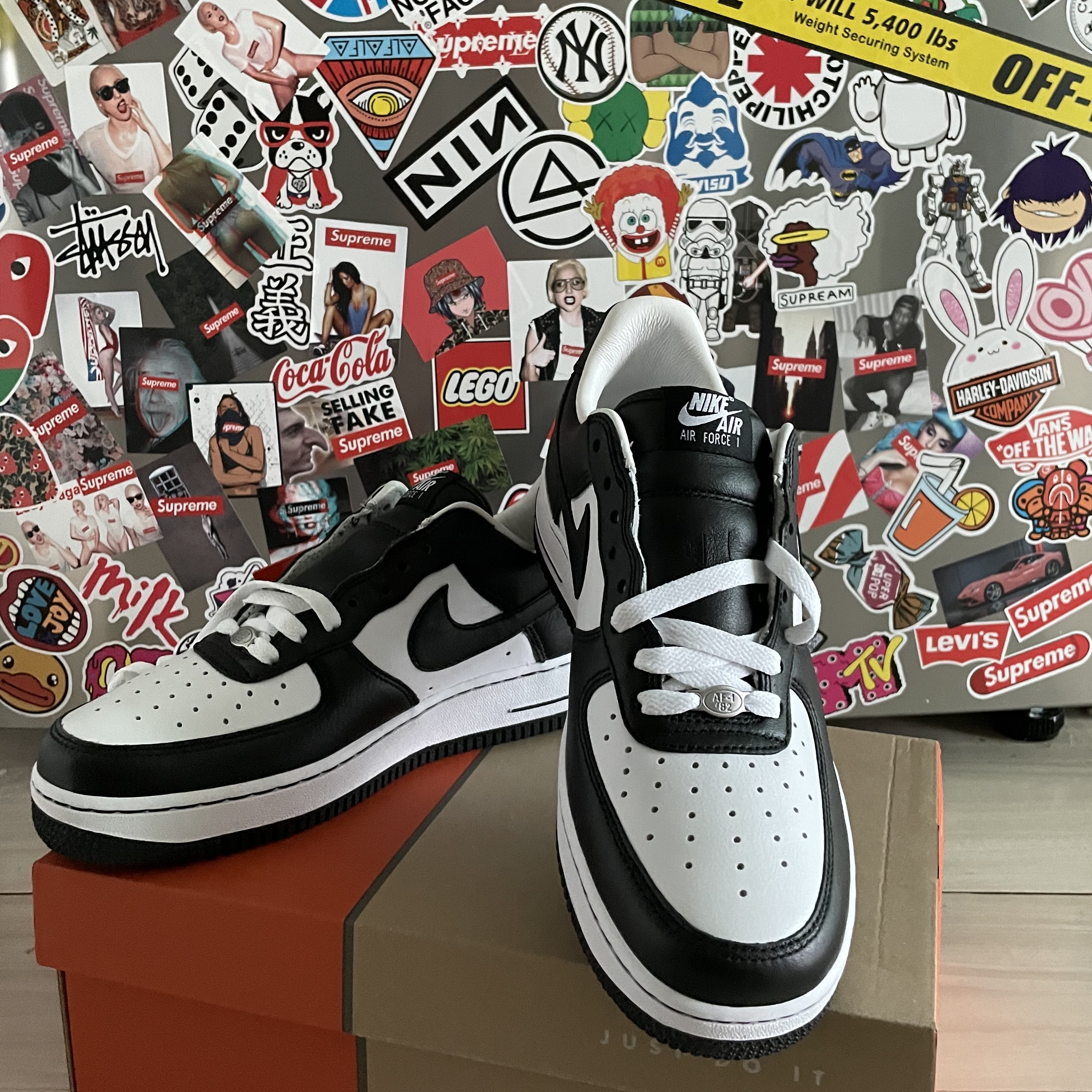 Nike x Terror Squad Air Force 1 Low QS Blackout 착용 스타일 - 1