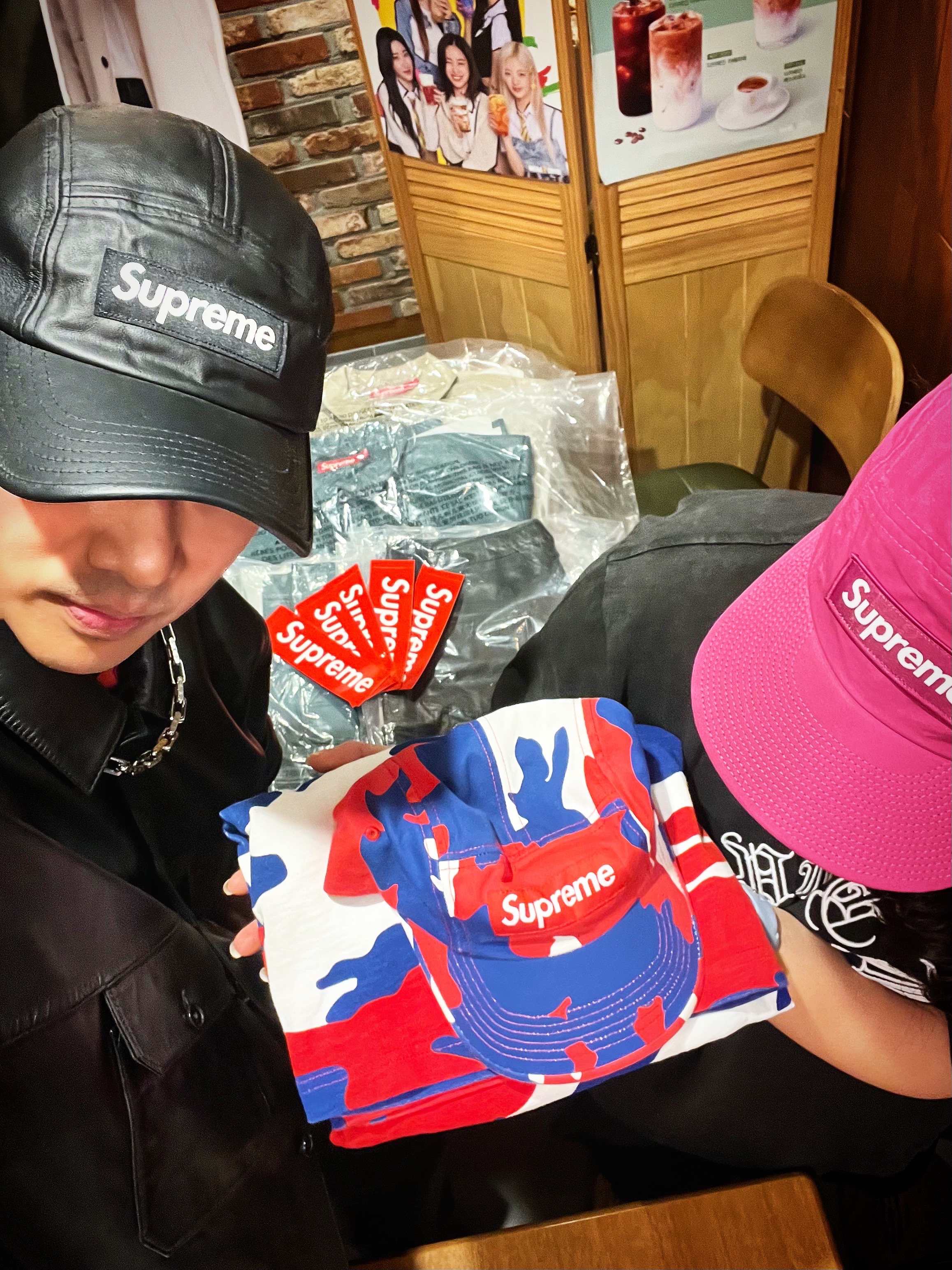 Supreme Leather Camp Cap Black - 21SS, Supreme Leather S/S Work Shirt Black - 23FW 착용 스타일 - 1