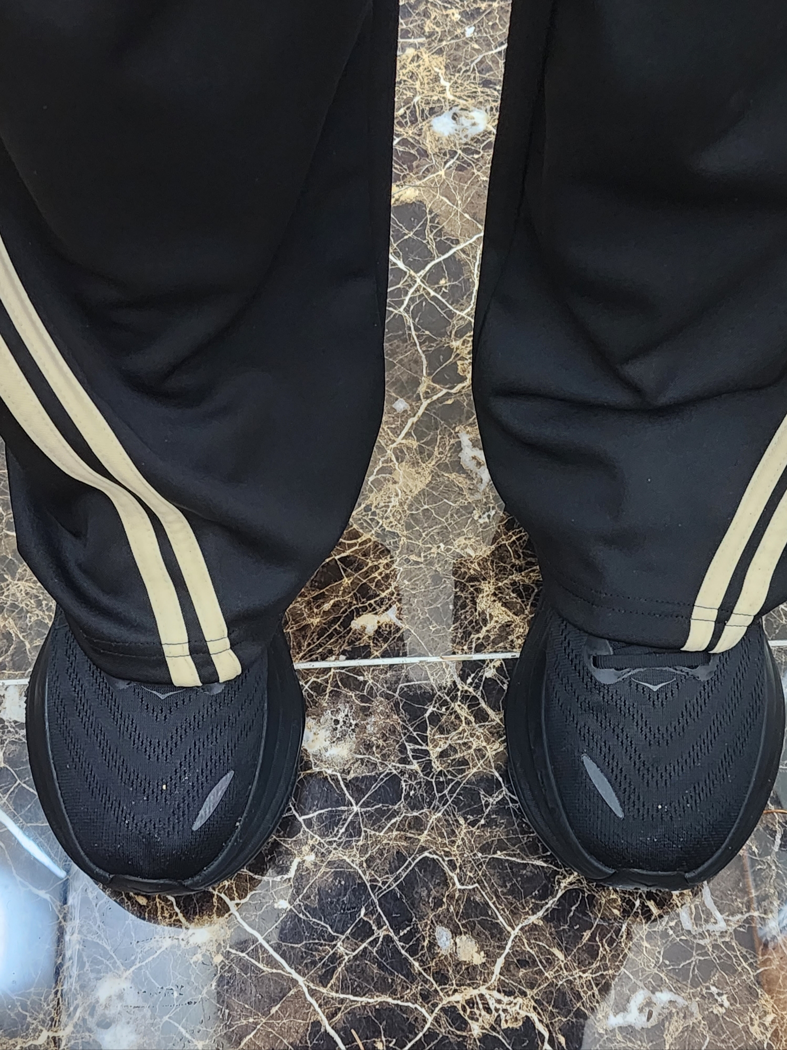 Hoka Bondi 8 Black - Wide 착용 스타일