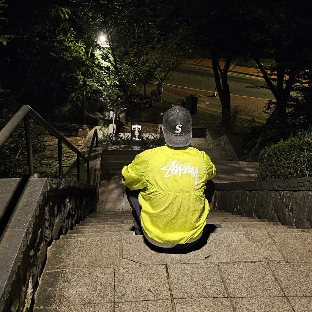 Nike x Stussy Windrunner Jacket Bright Cactus, Supreme Pigment Print S Logo 6-Panel Black - 22FW 착용 스타일