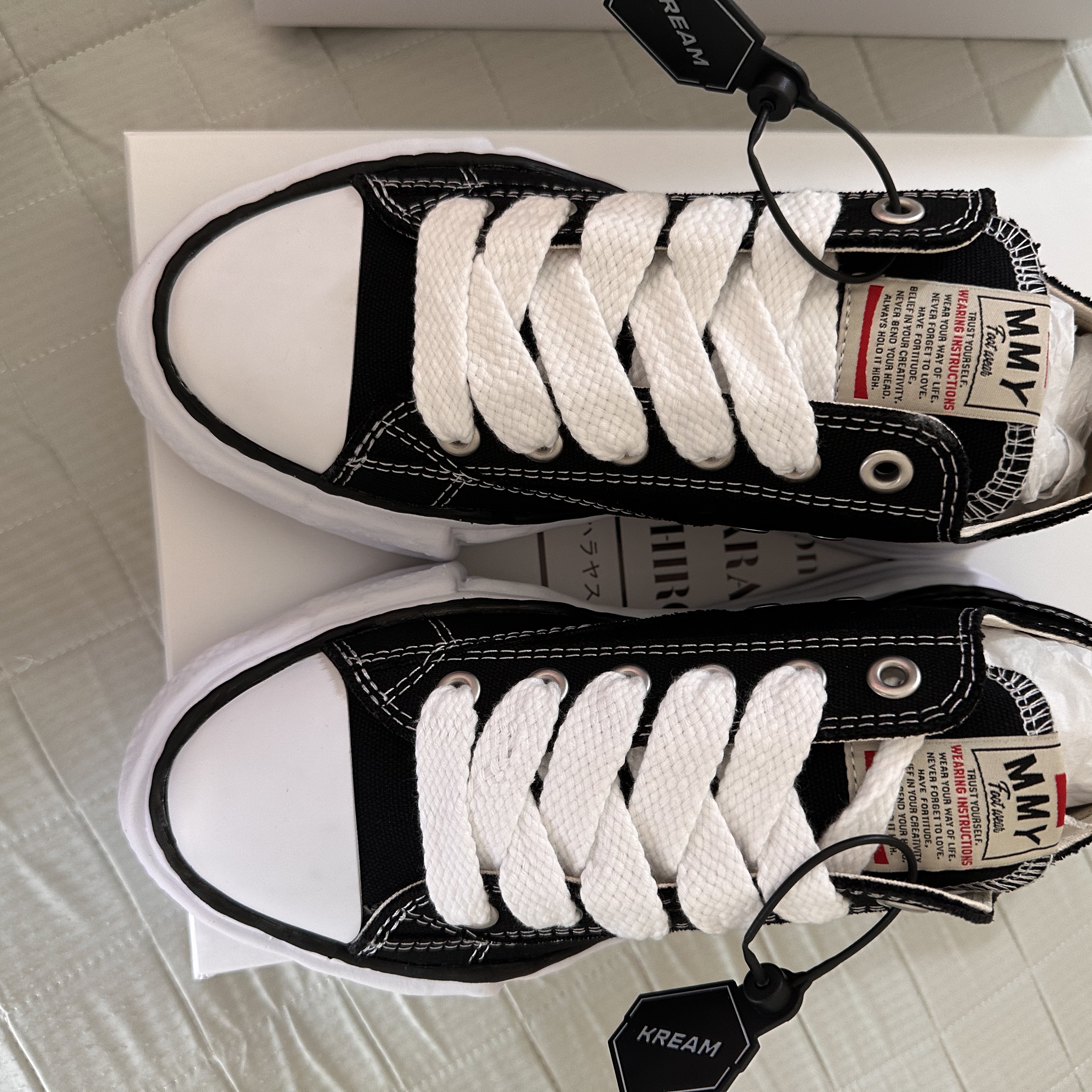 Maison Mihara Yasuhiro Peterson OG Sole Canvas Low Sneakers Black 착용 스타일 - 3