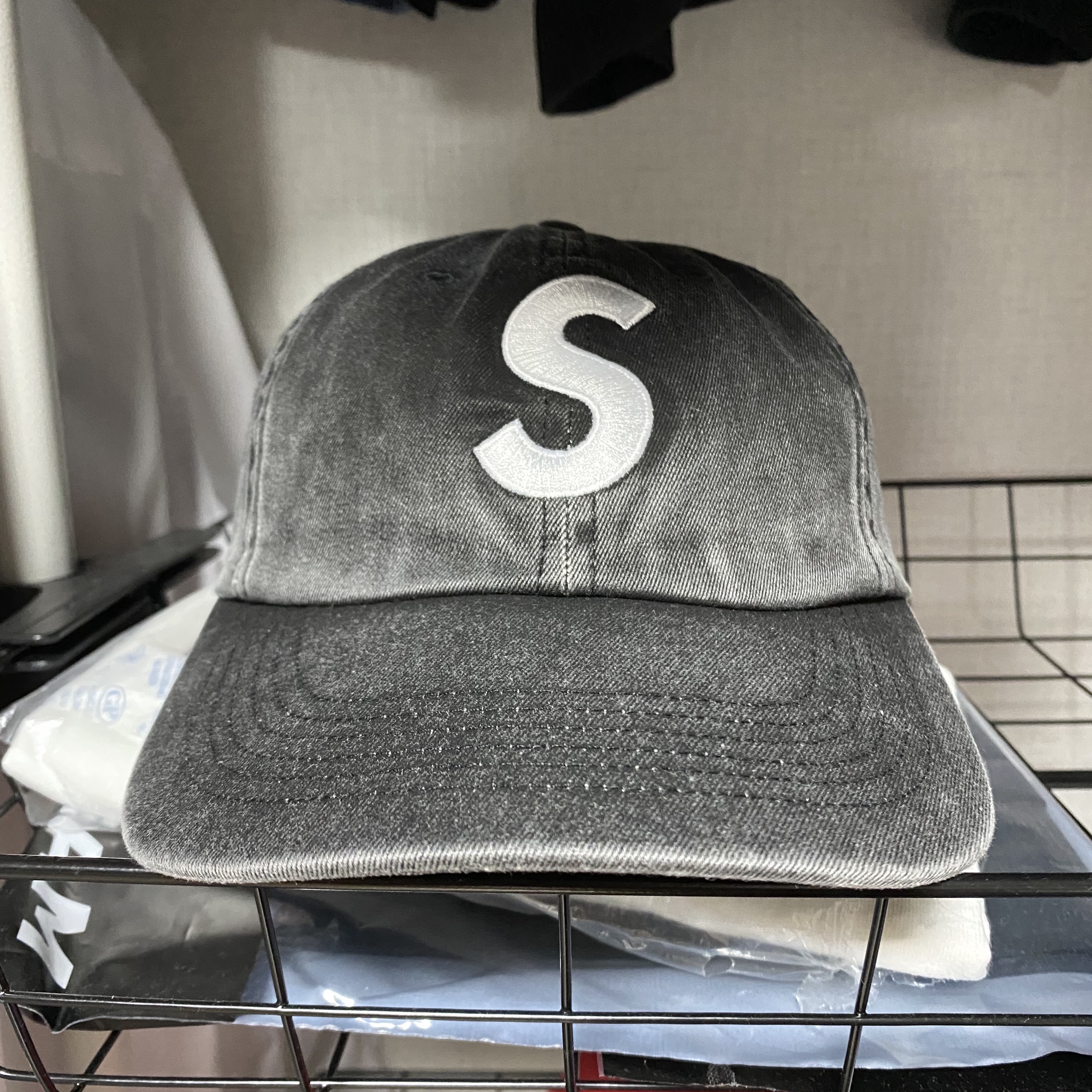 Supreme Pigment Print S Logo 6-Panel Black - 22FW 착용 스타일
