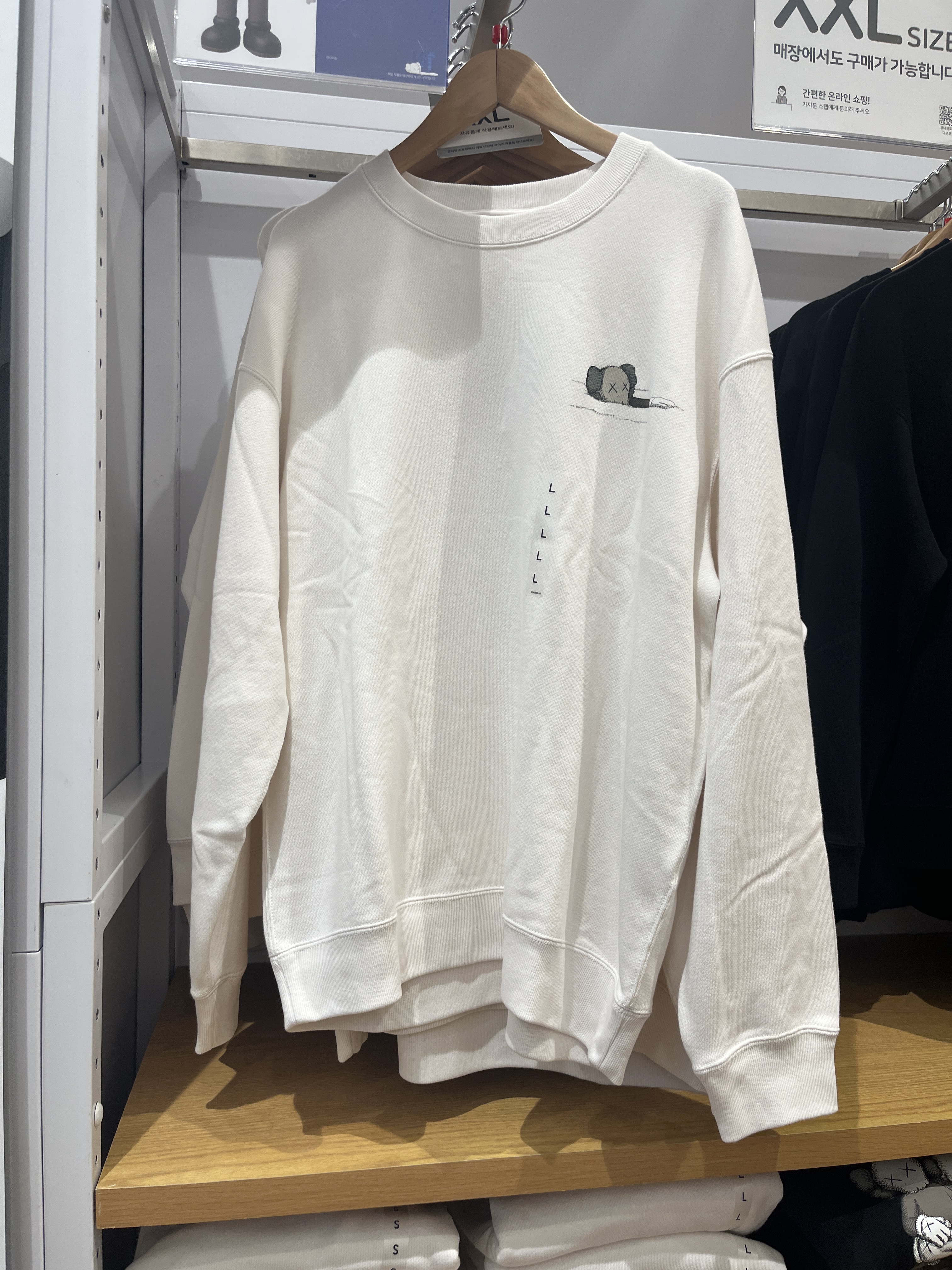 Uniqlo UT x Kaws Short Sleeve Graphic T-Shirt White, Uniqlo UT x Kaws Long Sleeve Sweatshirt Off White 착용 스타일 - 2
