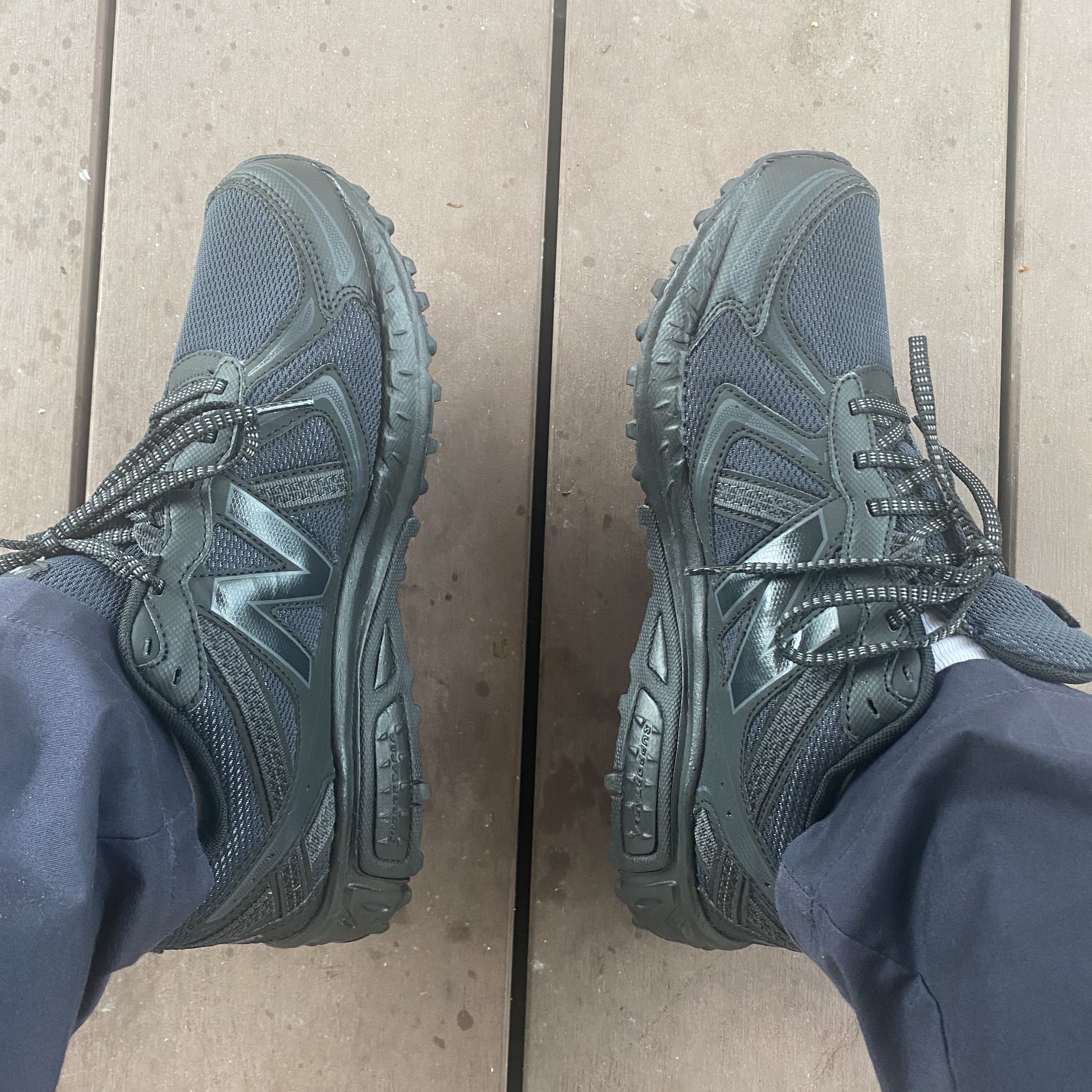 New Balance 410v5 Black - 2E Wide 착용 스타일 - 1