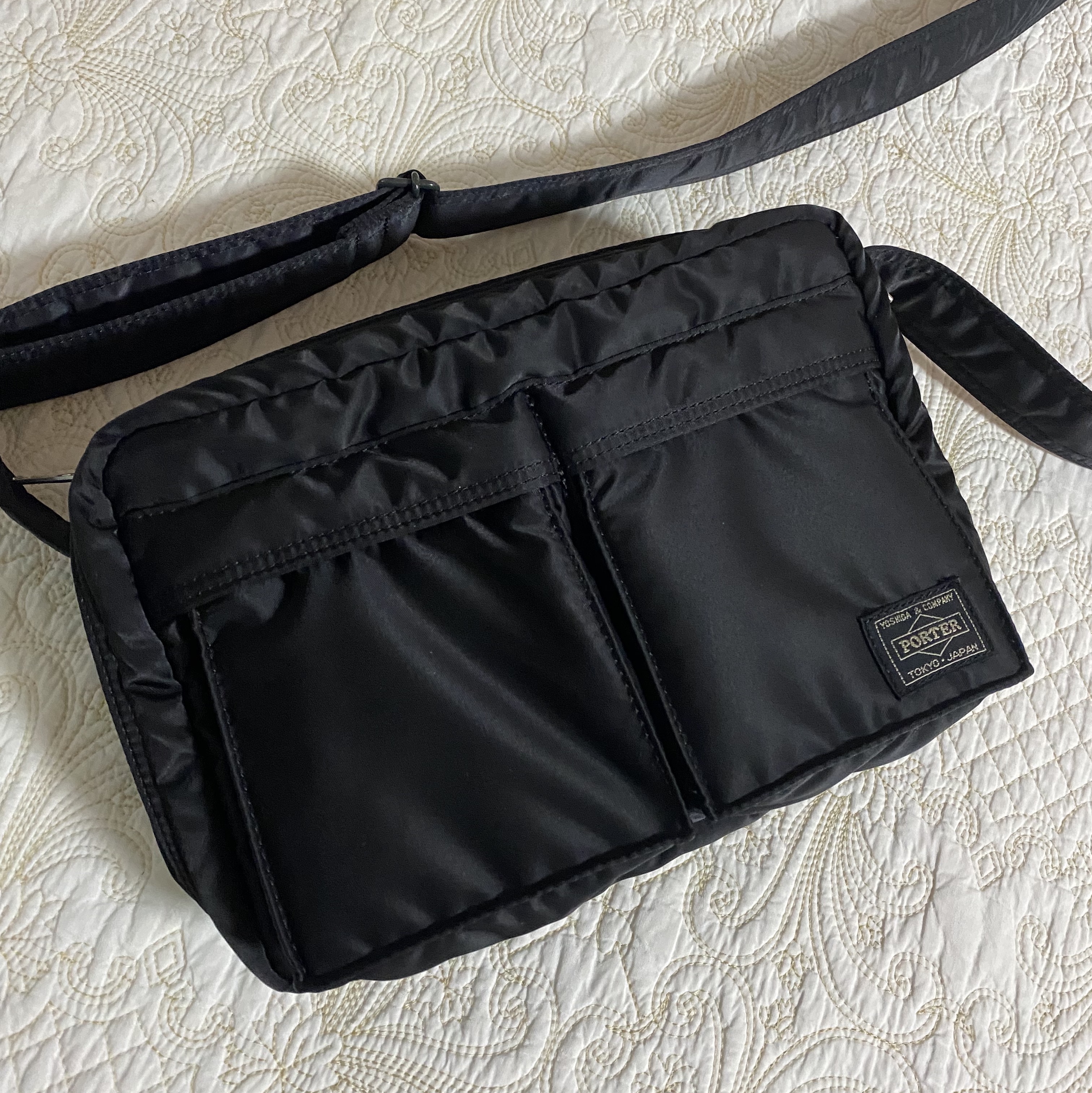 Porter Tanker Shoulder Bag S Black 착용 스타일