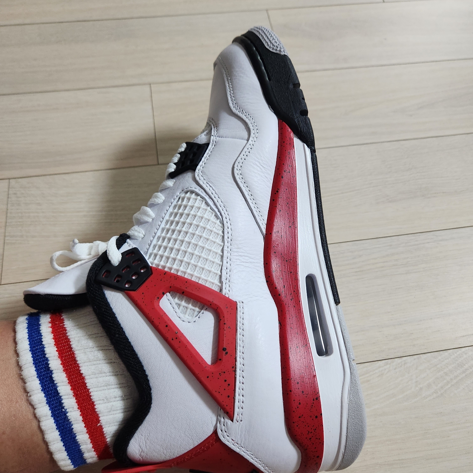 Jordan 4 Retro Red Cement 착용 스타일 - 1