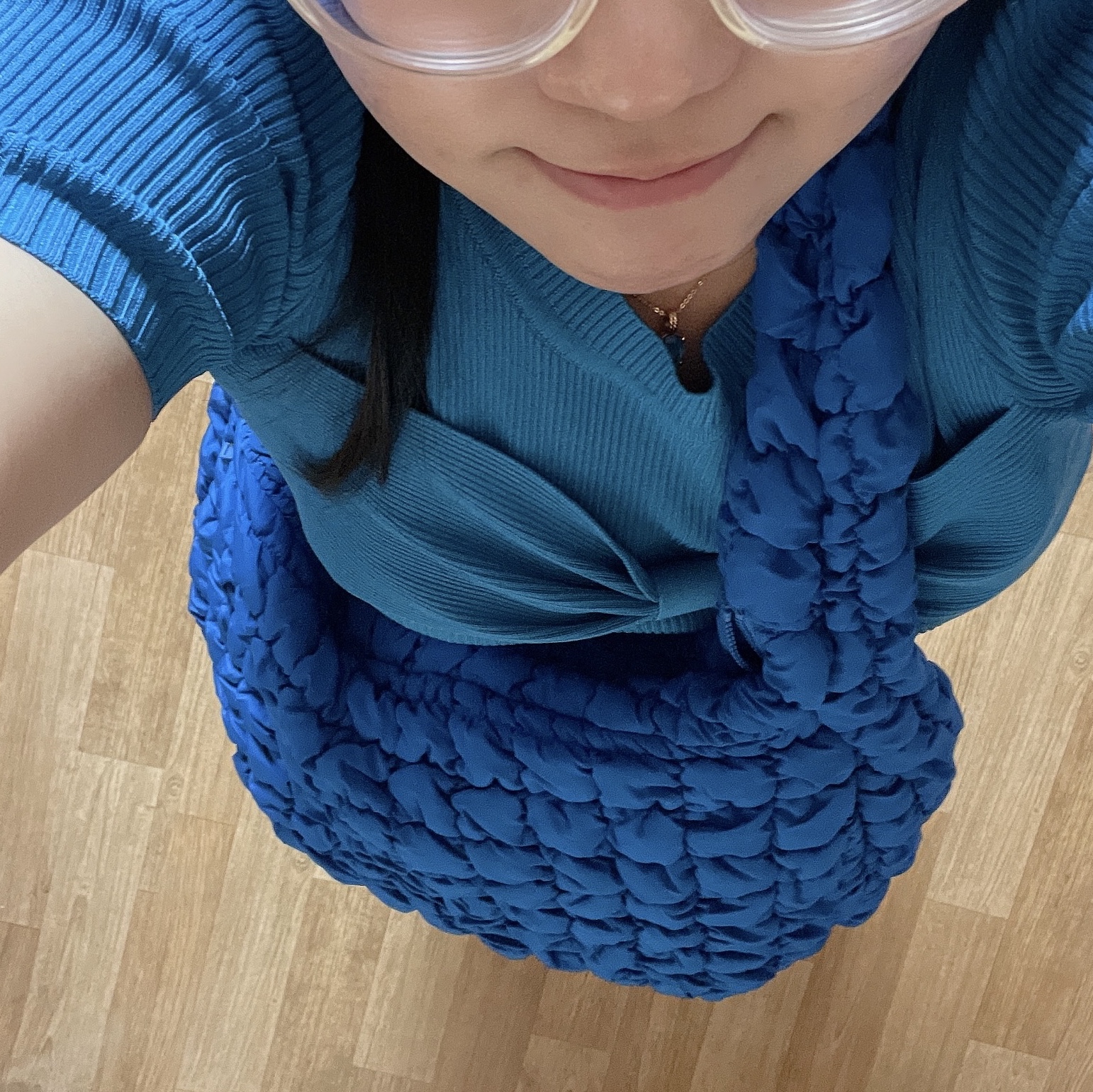 COS Quilted Oversized Shoulder Bag Blue 착용 스타일 - 2