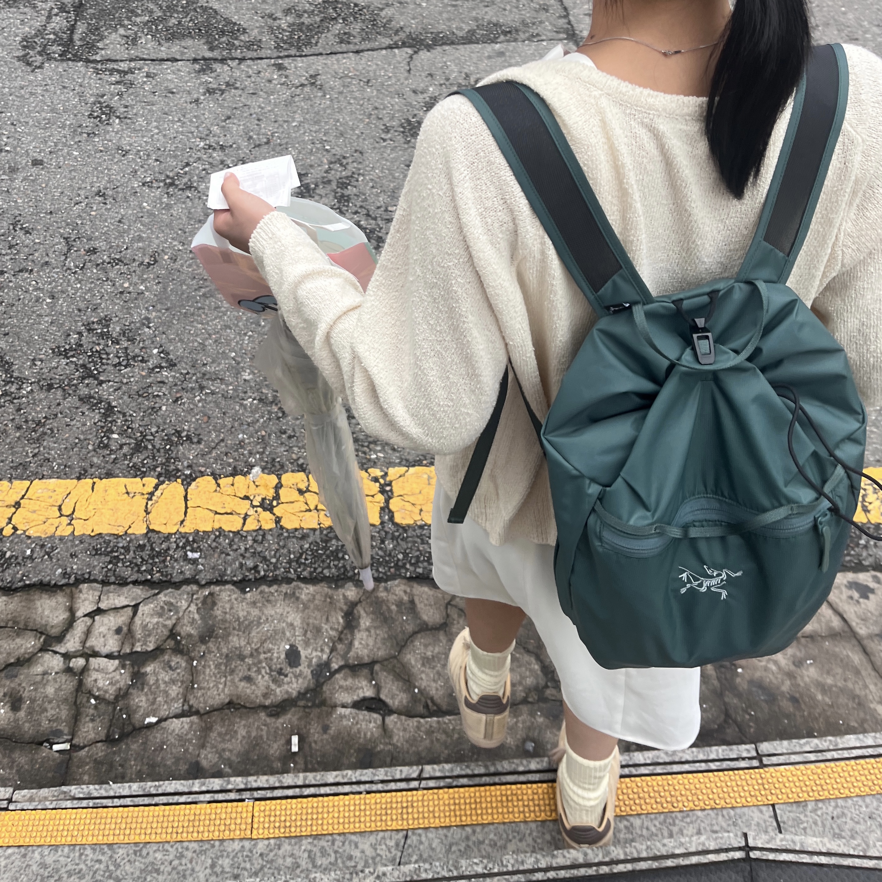 Arc'teryx Heliad 10 Backpack Boxcar, Adidas Samba Magic Beige 착용 스타일 - 2