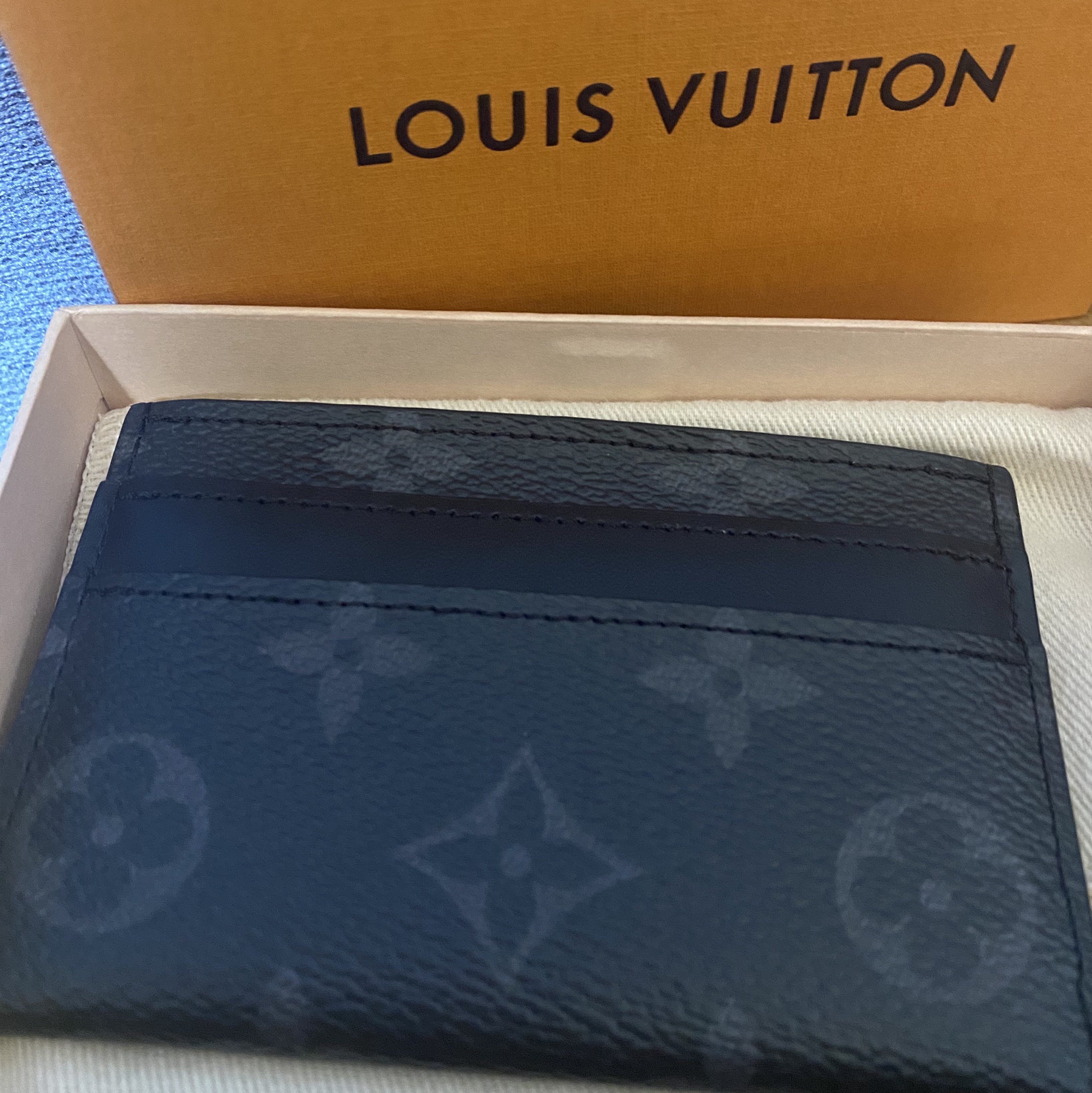 Louis Vuitton Double Card Holder Monogram Eclipse 착용 스타일