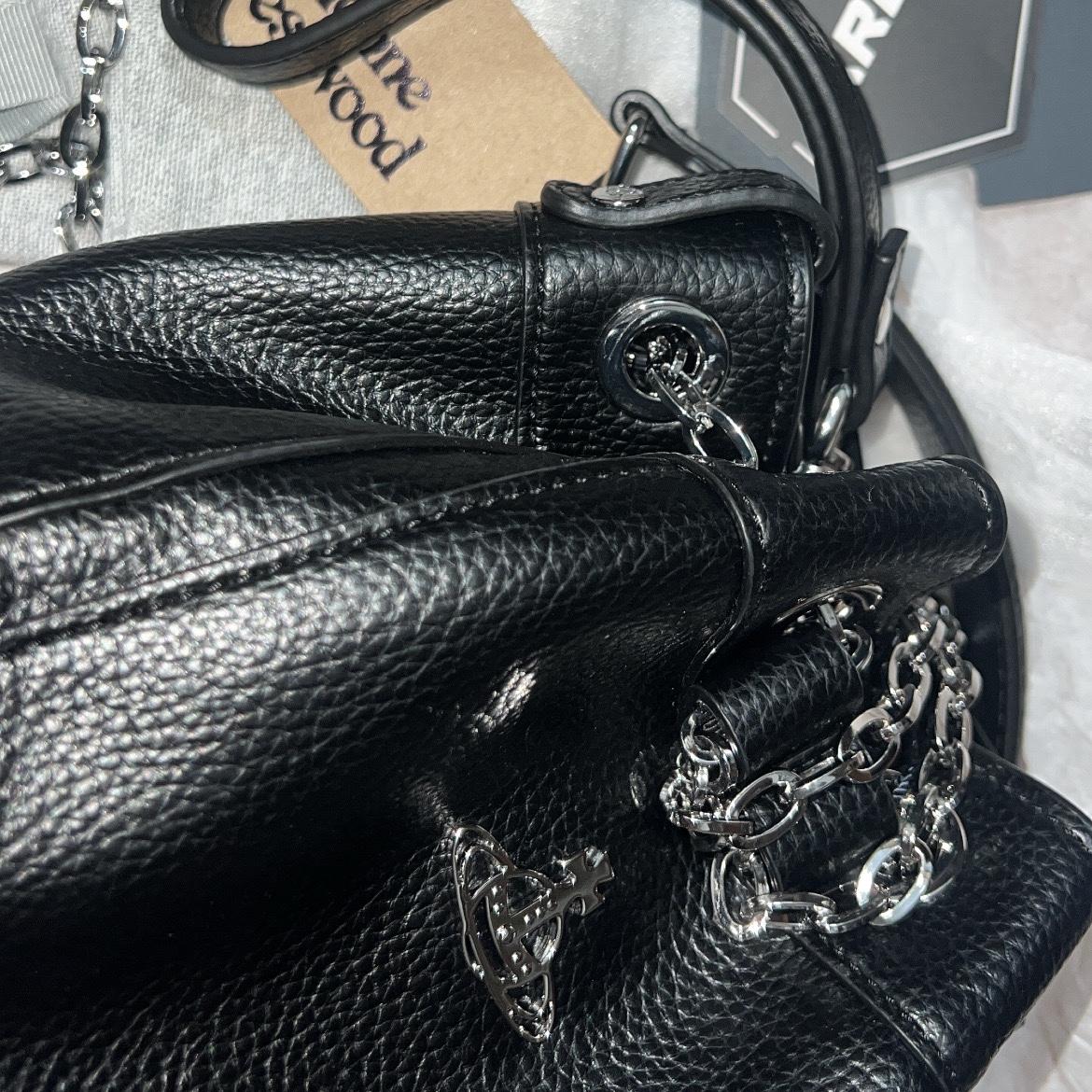 Vivienne Westwood Chrissy Small Bucket Bag Black 착용 스타일