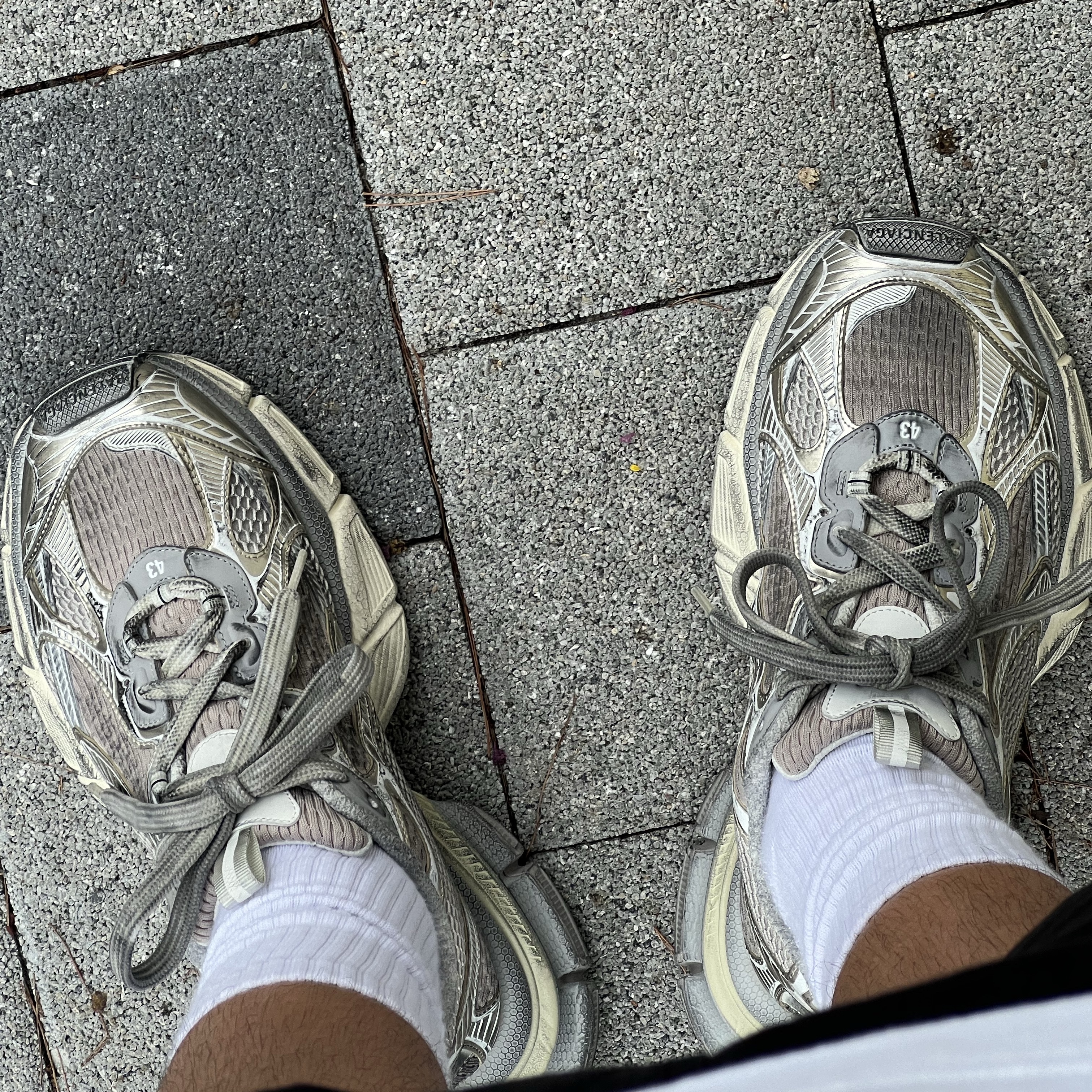 Balenciaga 3XL Sneakers Light Beige 착용 스타일