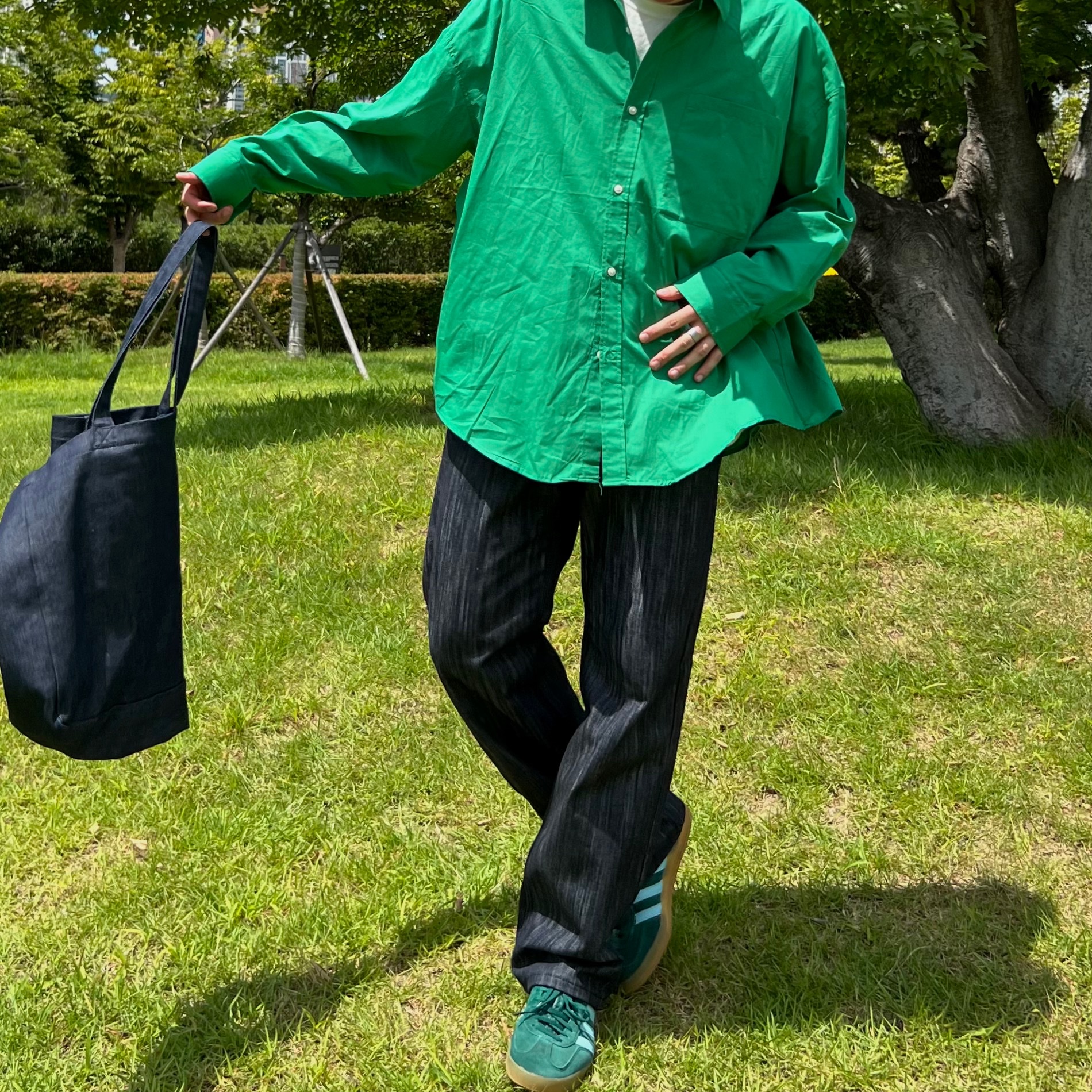 Adidas Gazelle Indoor Collegiate Green Hazy Sky, A.P.C. Daniela Shopping Bag Indigo 착용 스타일 - 5