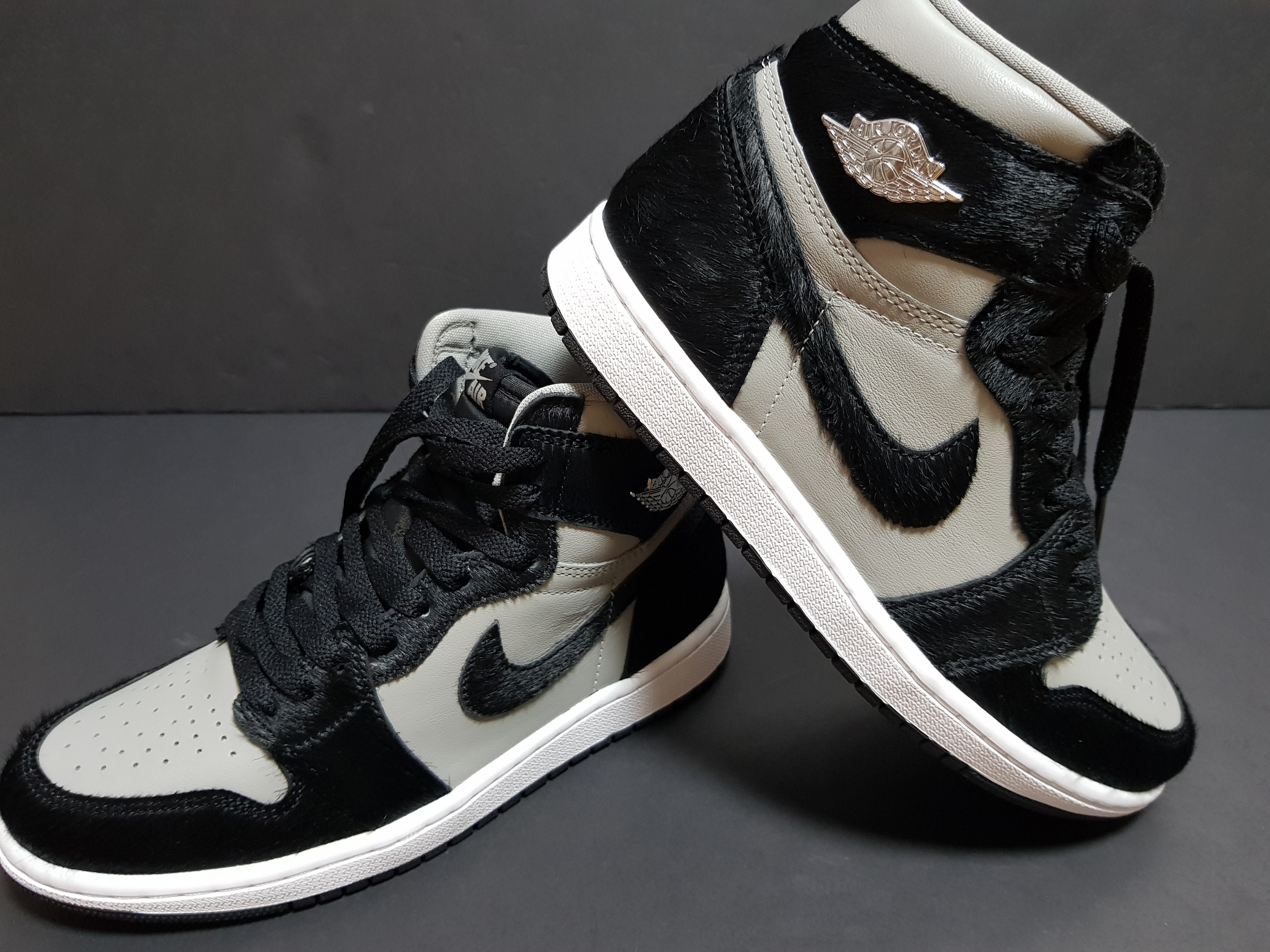 (W) Jordan 1 Retro High OG Medium Grey 착용 스타일 - 1