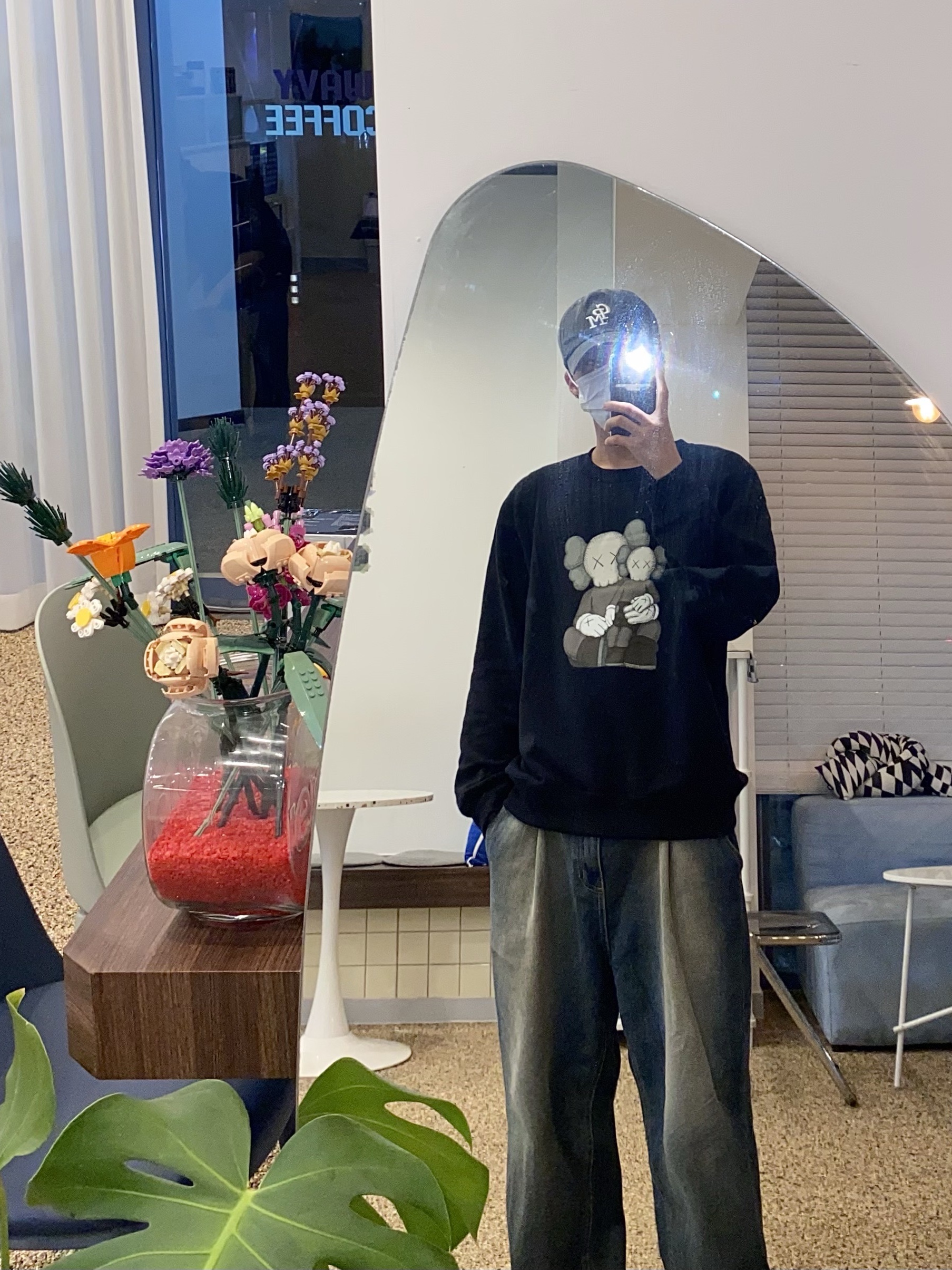 Uniqlo UT x Kaws Long Sleeve Sweatshirt Black 착용 스타일 - 1