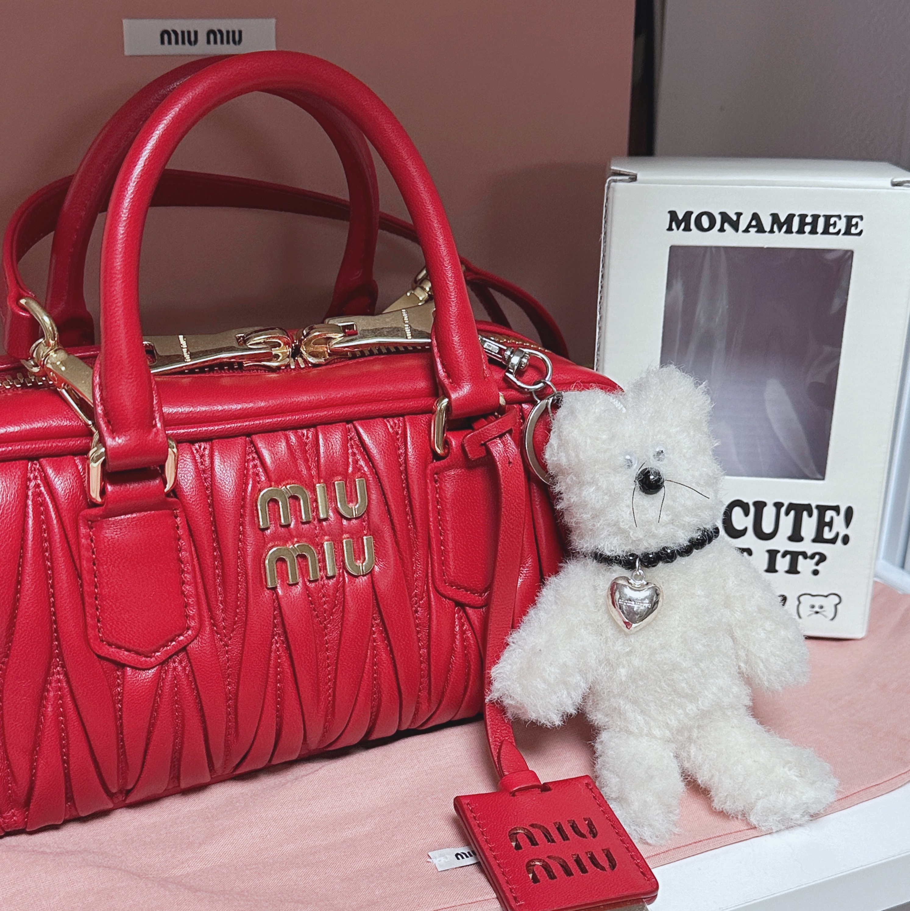 [KREAM 단독] Monamhee Creami Keyring Cream, Miu Miu Arcadie Matelasse Nappa Leather Bag Black 착용 스타일 - 1
