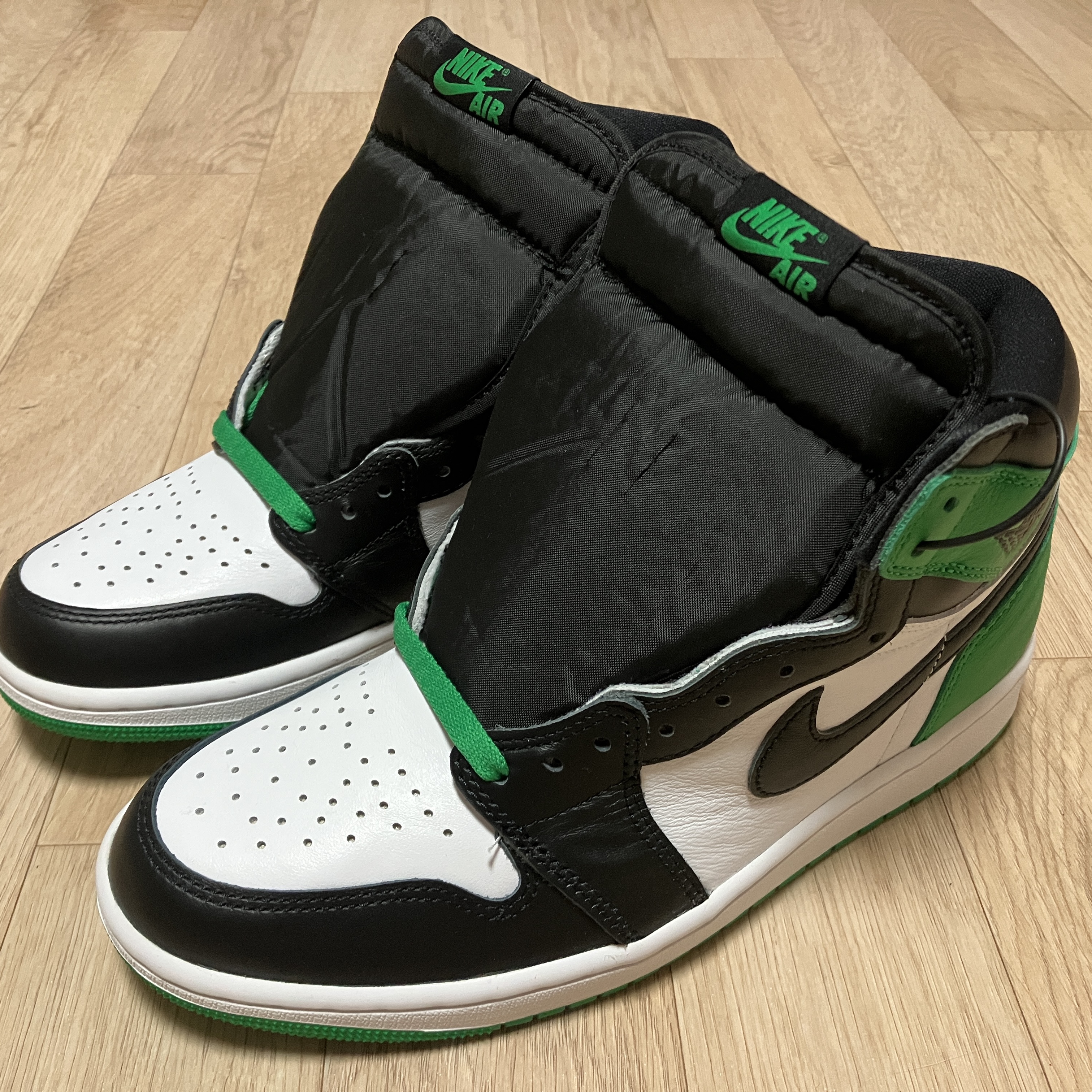 Jordan 1 Retro High OG Black and Lucky Green 착용 스타일 - 1