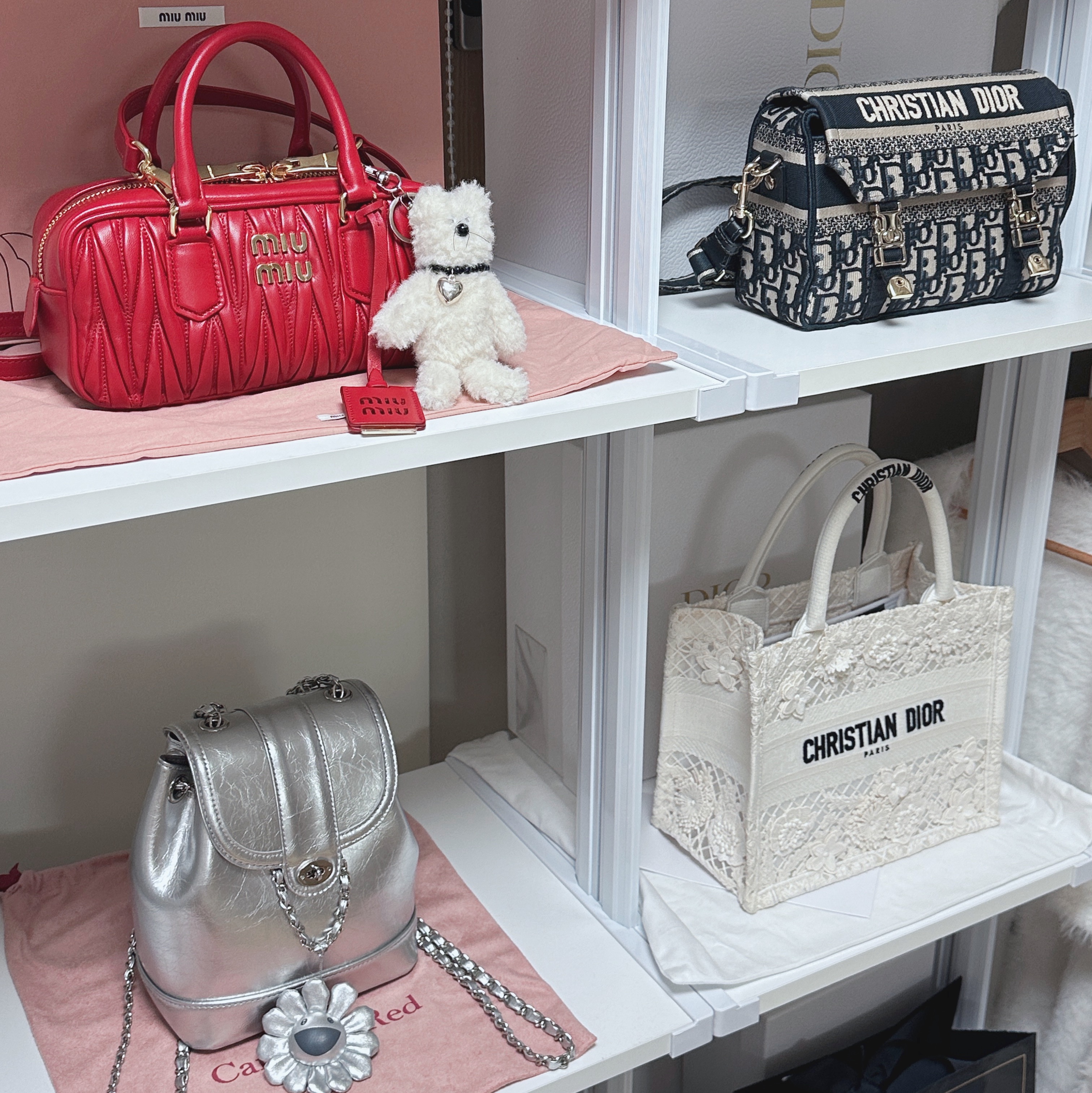 [KREAM 단독] Monamhee Creami Keyring Cream, Miu Miu Arcadie Matelasse Nappa Leather Bag Black 착용 스타일 - 2