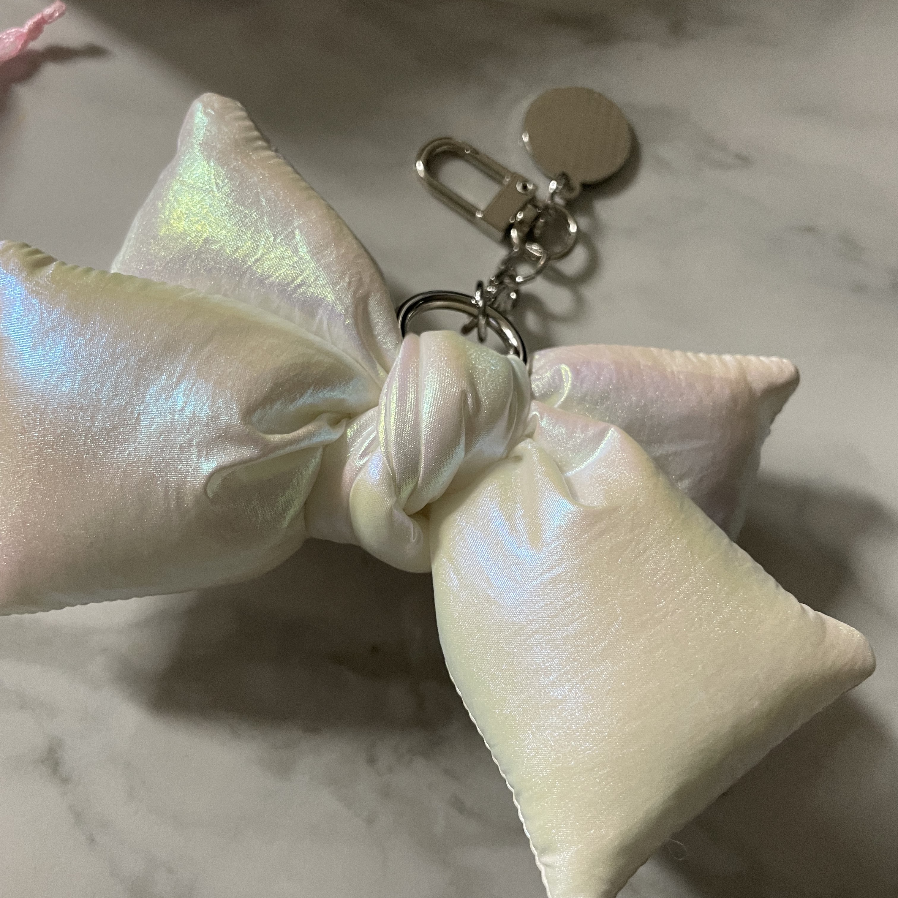 [KREAM 단독] Bloomingtale Padded Ribbon Keyring White 착용 스타일
