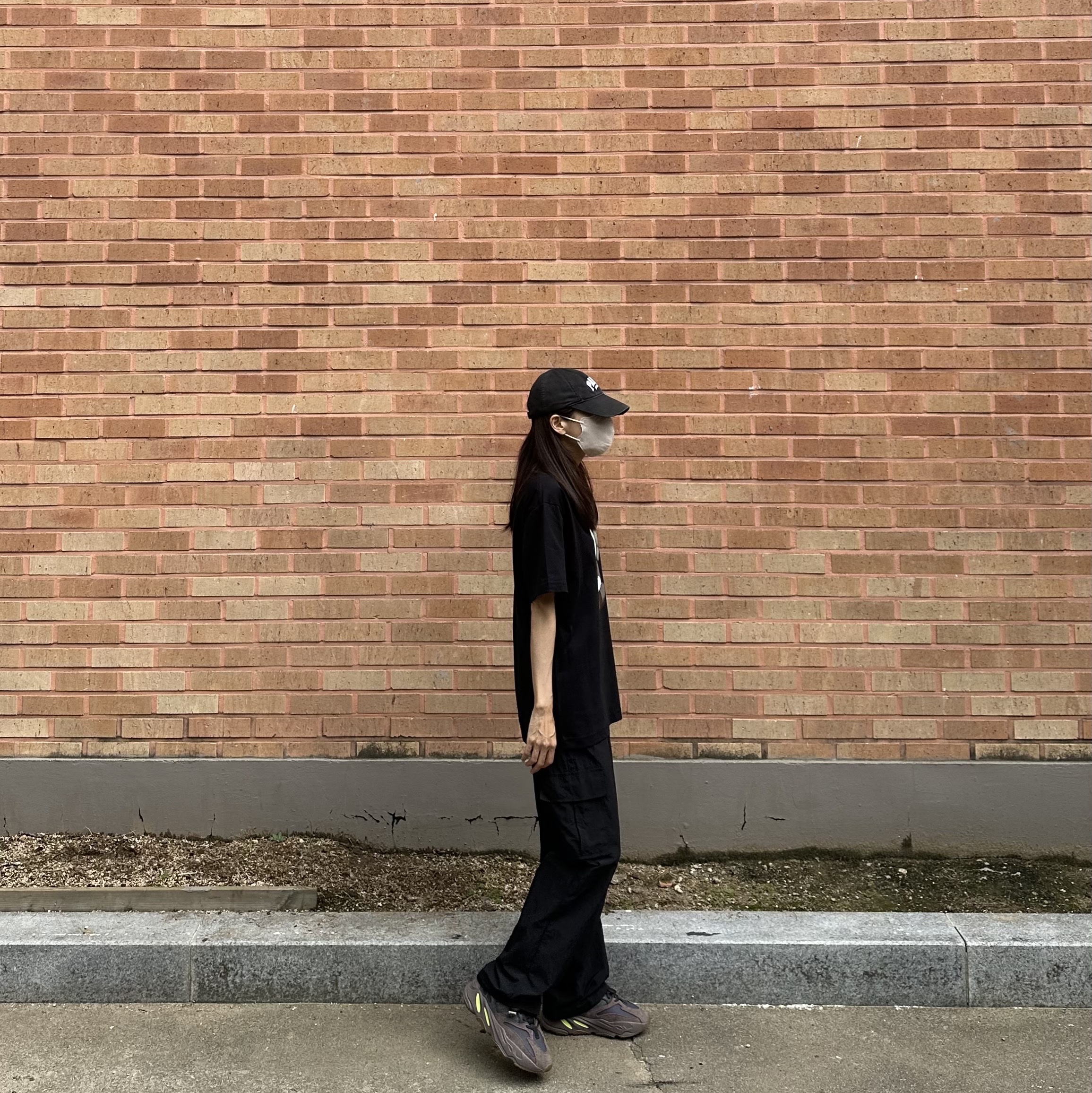 Balenciaga Cities Paris Cap Black, Uniqlo UT x Kaws Short Sleeve Graphic T-Shirt Black 착용 스타일 - 2