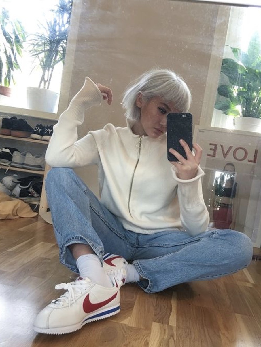 (W) Nike Cortez White Red Stardust, (GS) Nike Cortez Basic SL White Black 착용 스타일 - 2