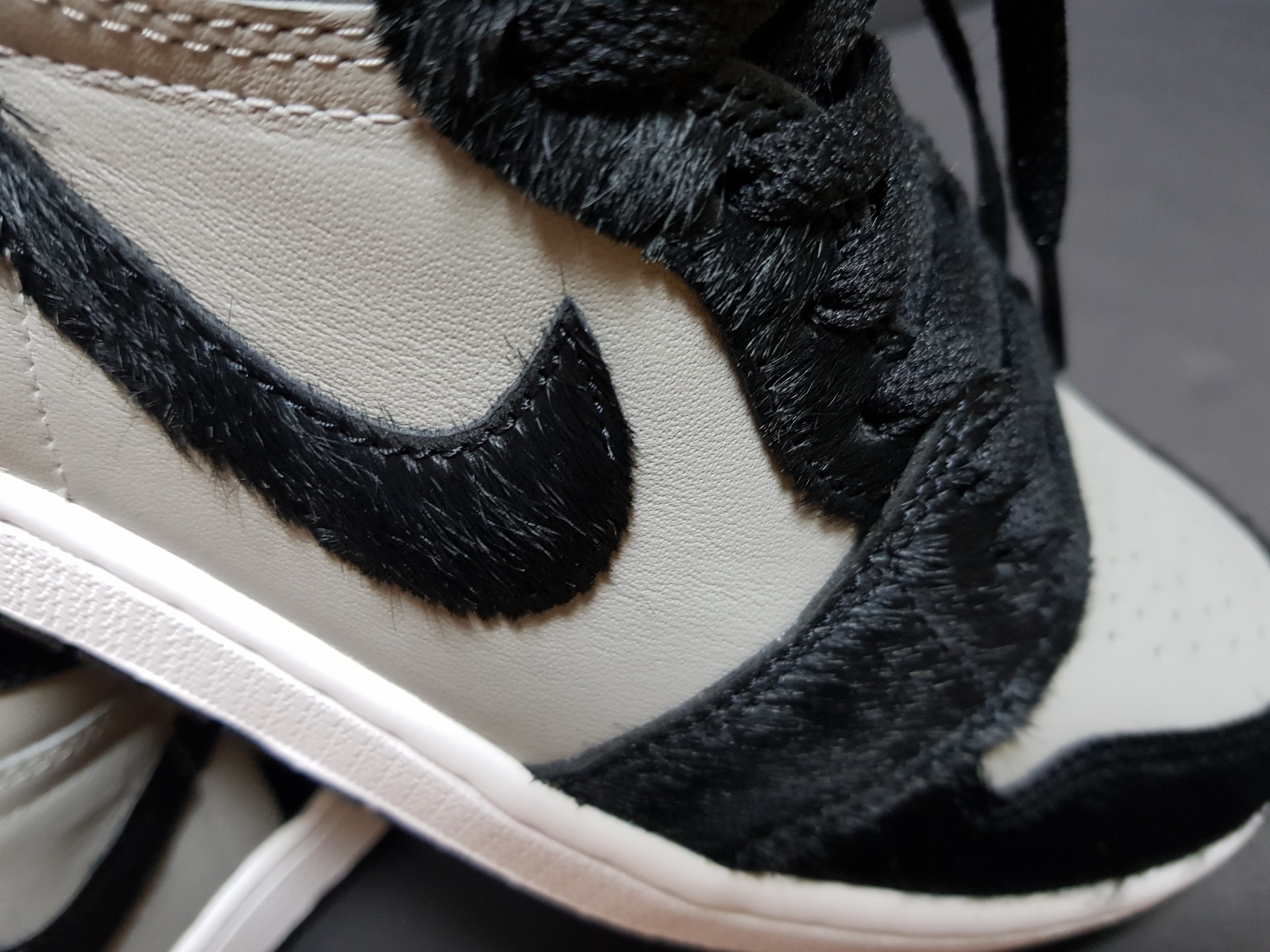(W) Jordan 1 Retro High OG Medium Grey 착용 스타일 - 2