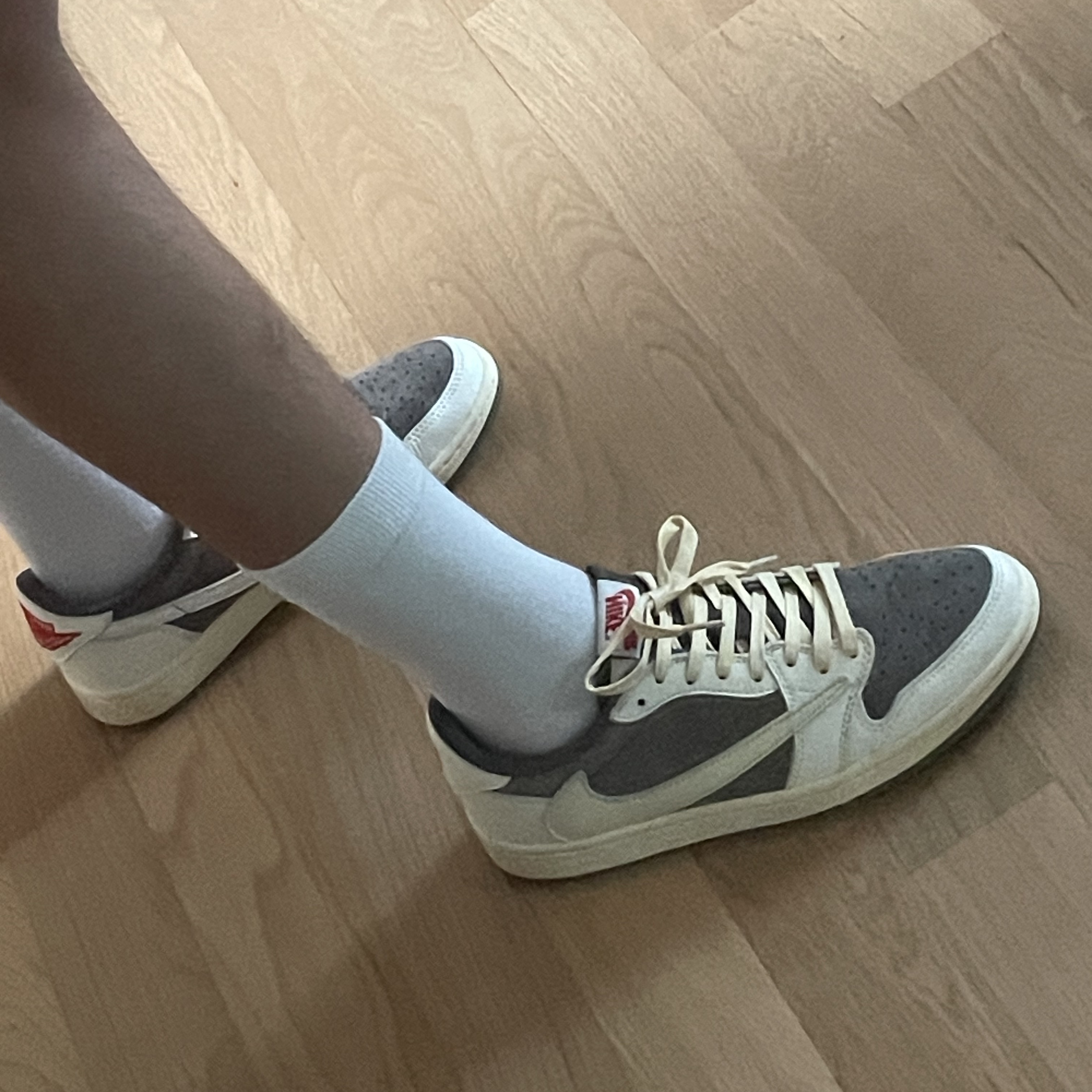 Jordan 1 x Travis Scott Retro Low OG SP Sail and Ridgerock, (W) Jordan 1 x Travis Scott Retro Low OG SP Medium Olive 착용 스타일 - 1