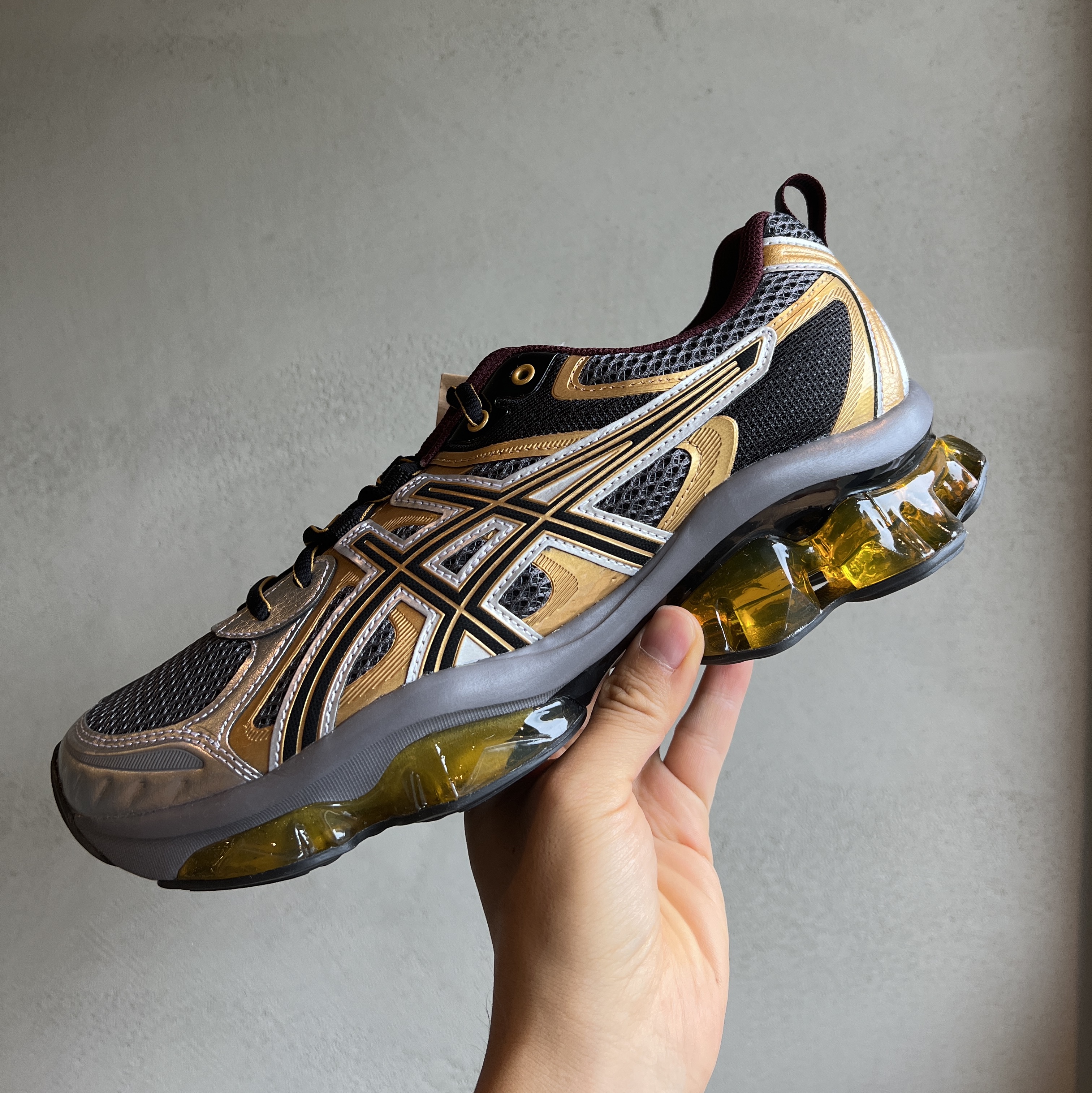 Asics Gel-Quantum Kinetic Carbon Pure Gold 착용 스타일